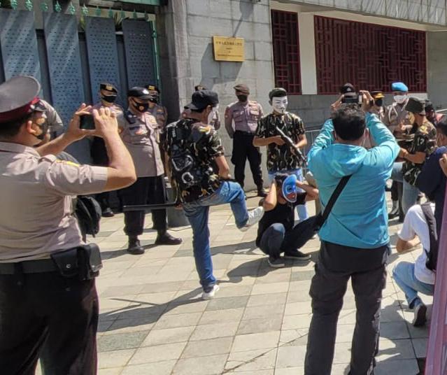 Aliansi Mahasiswa Islam (AMI), menggelar aksi unjuk rasa di depan Kantor Kedutaan Besar Republik Rakyat China, Jakarta, Jumat (3/6/2022) 