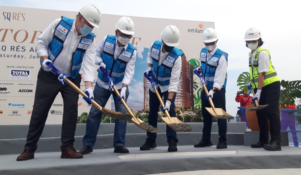 Prosesi penutupan atap apartemen SQ Res di Jakarta, Sabtu (18/6).