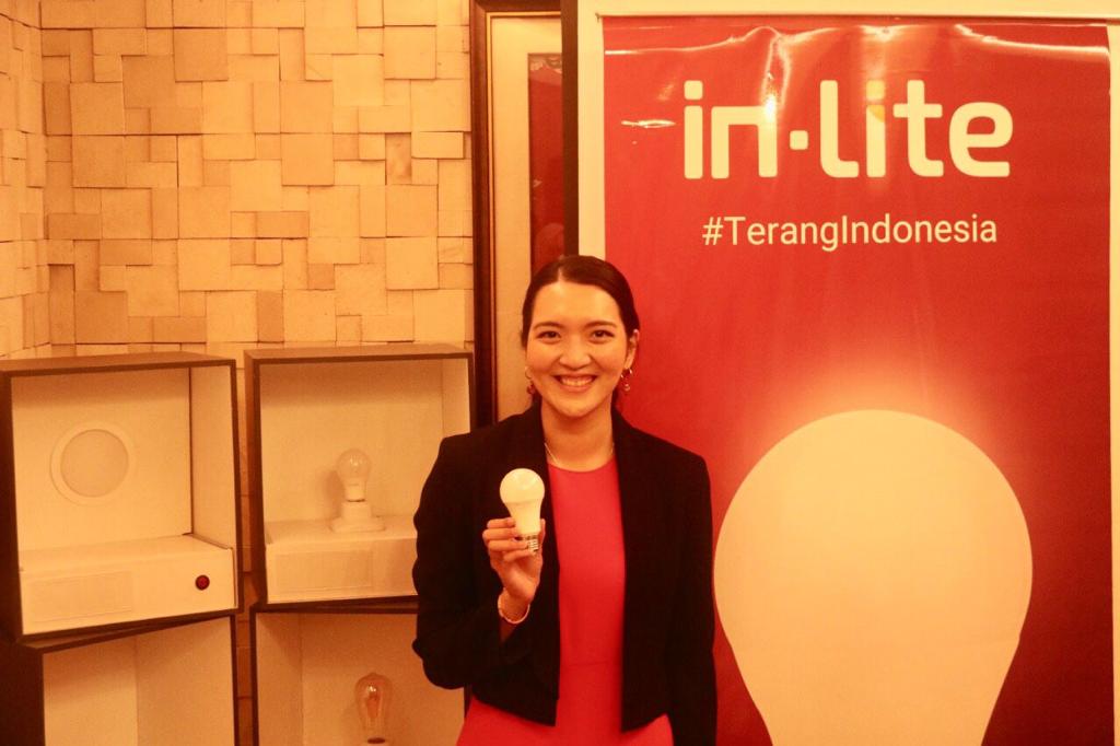 General Marketing Manager in-Lite, Fransiska Darmawan, menunjukkan lampu produk dalam negeri in=Lite.