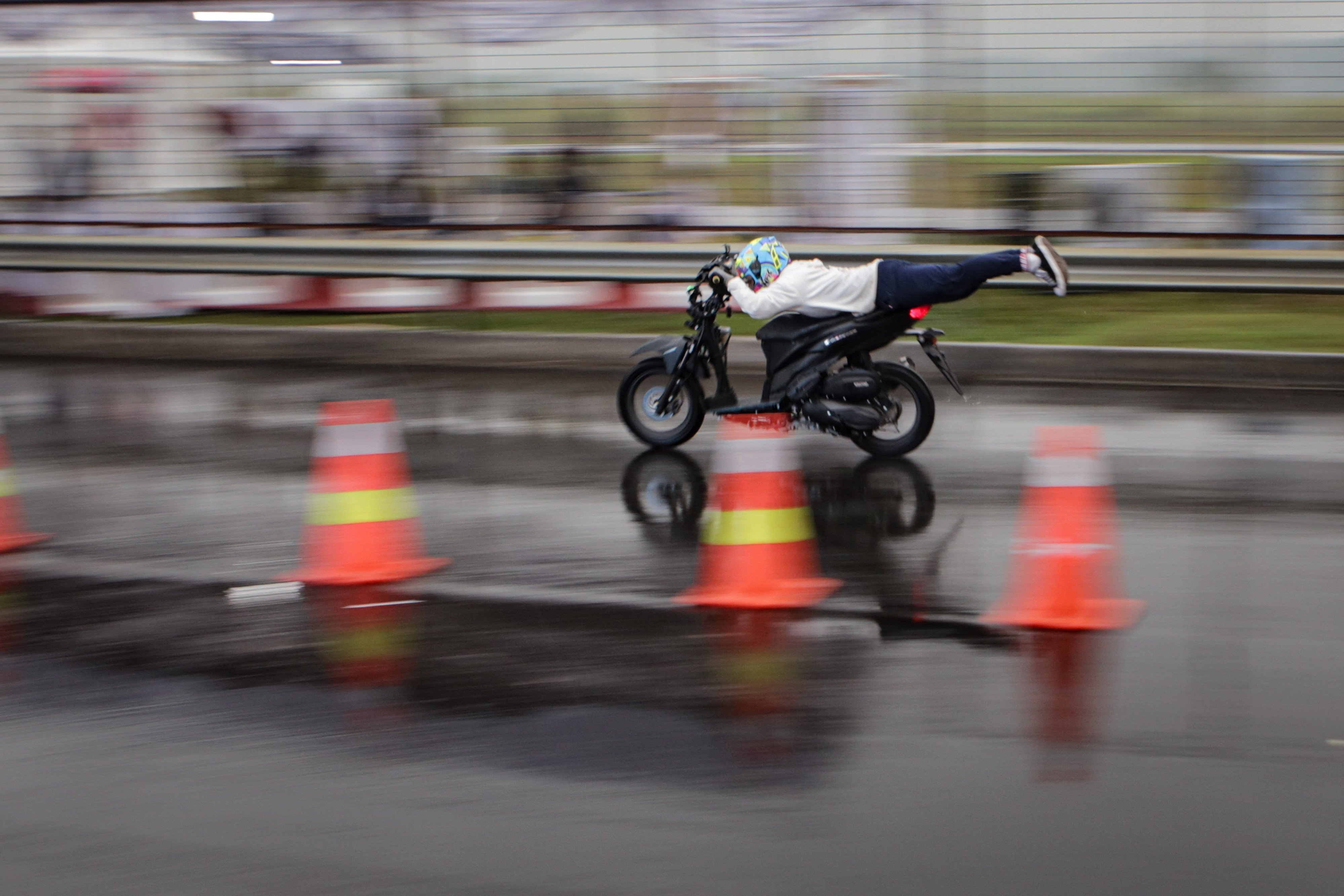 Peserta memacu sepeda motornya dalam ajang Street Race Polda Metro Jaya di kawasan BSD Serpong, Tangerang, Banten, Jumat (22/4/2022).