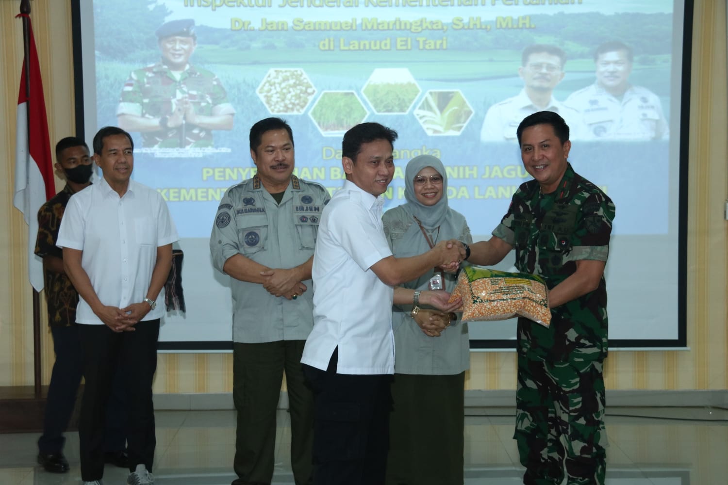 Kementan) bekerja sama dengan TNI Angkatan Udara (AU) membudidayakan sorgum dan jagung di lahan area Bandara El Tari, Kupang, NTT. 