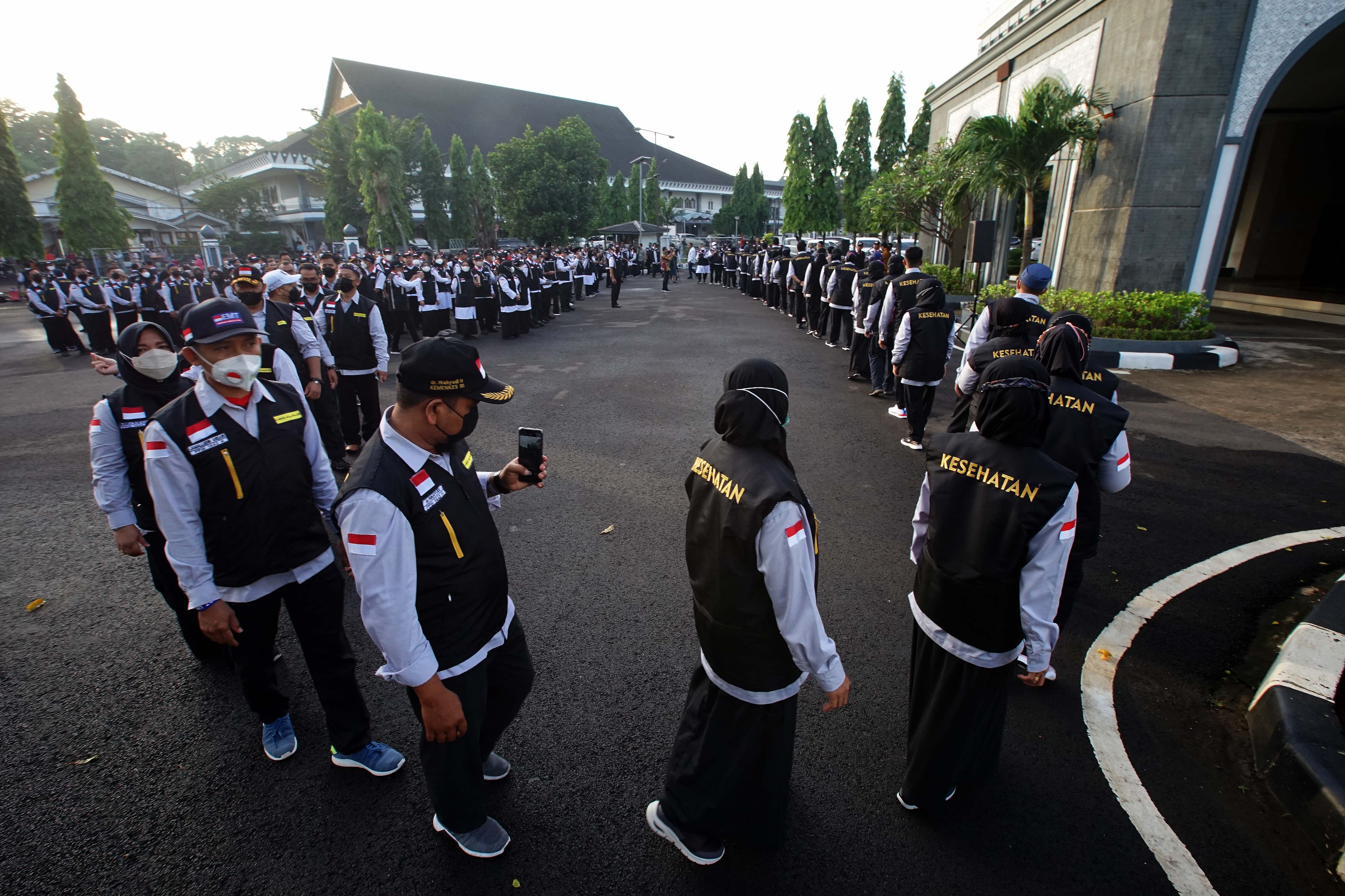 Sebanyak 325 petugas haji Indonesia diberangkatkan ke Arab Saudi, Rabu (1/6/2022)