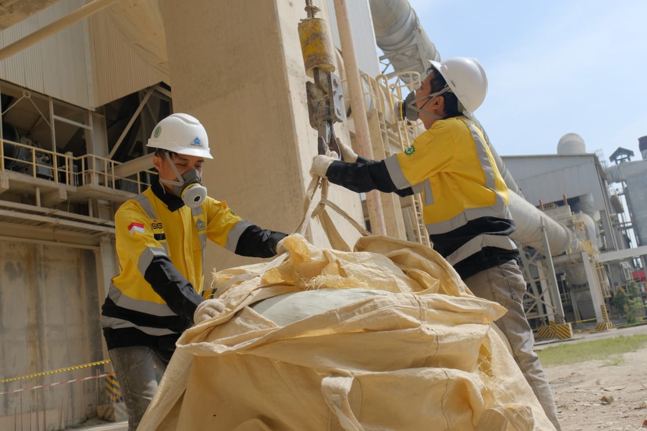 Dua pekerja Semen Gresik tengah menyiapkan limbah kulit sebagai bahan bakar alternatif 