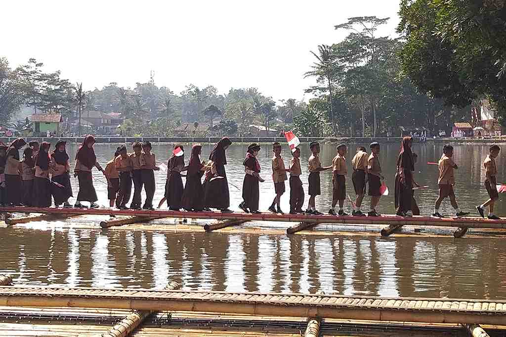 Pemkab Garut Pecahkan Rekor MURI Tebar Benih Ikan 7,6 Juta Ekor