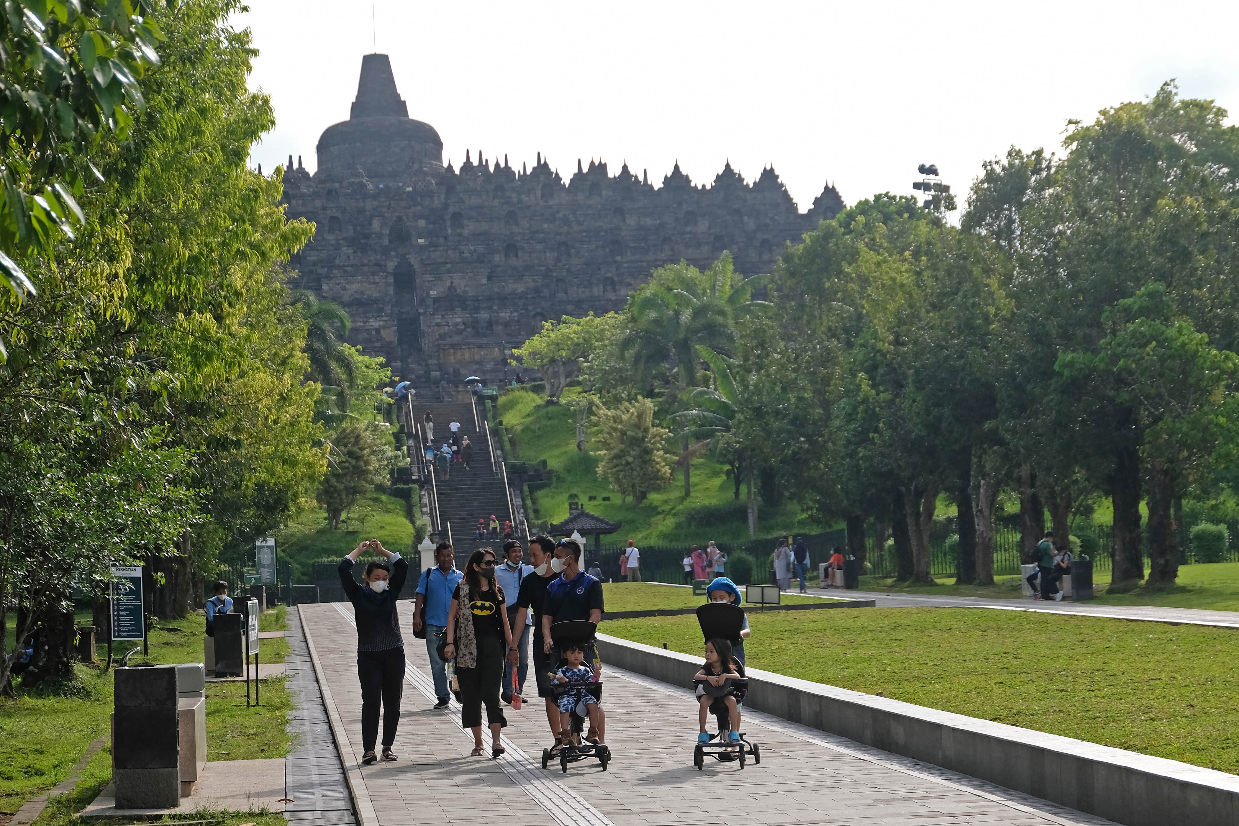 Sejumlah pengunjung berwisata di kompleks Taman Wisata Candi (TWC) Borobudur, Magelang, Jateng.