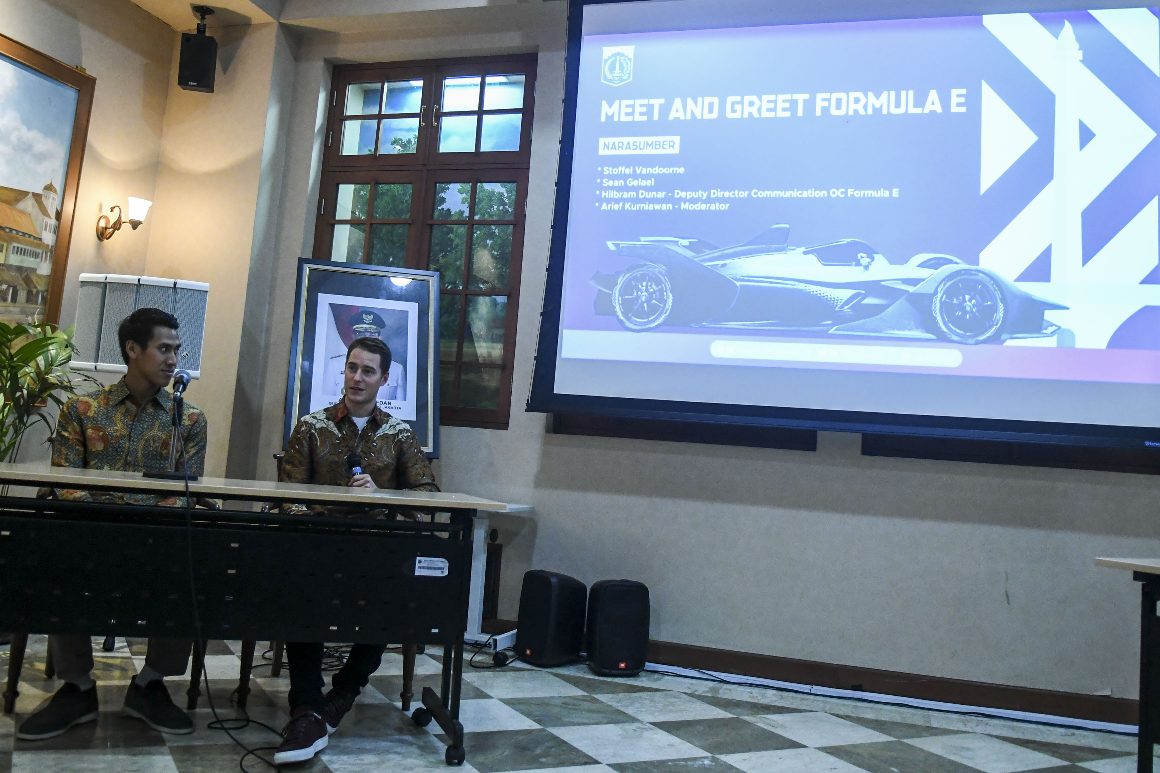 Pembalap tim Mercedes Mercedes-Benz EQ Stoffel Vandoorne  memberikan keterangan pers sebelum balapan Formula e Jakarta