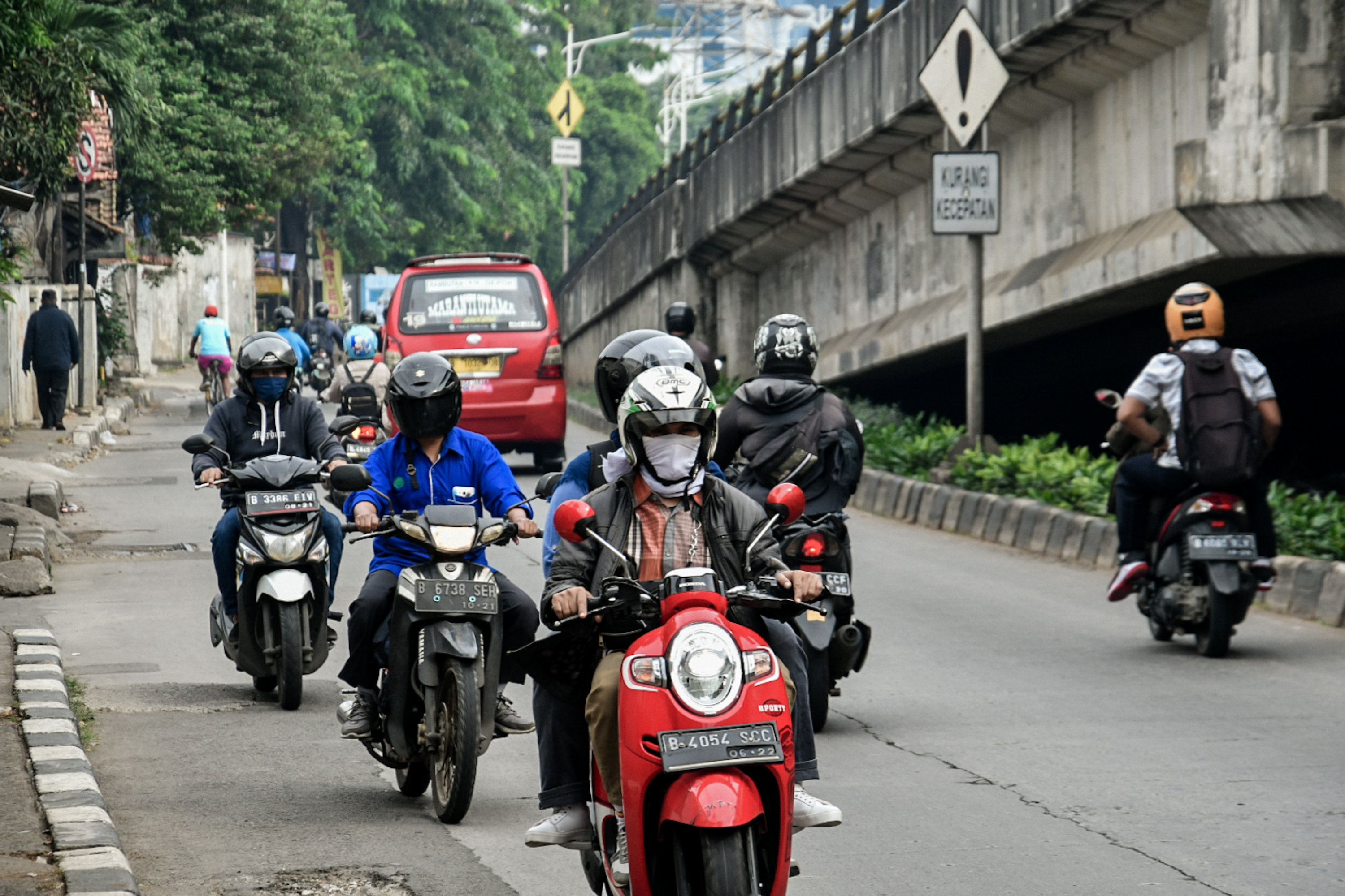 Ilustrasi pengendara motor melawan arus
