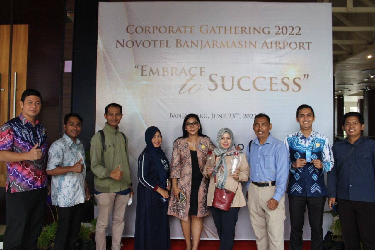 Manajemen Novotel dan mitra bisnis berfoto bersama sesuai menggelar corporate gathering