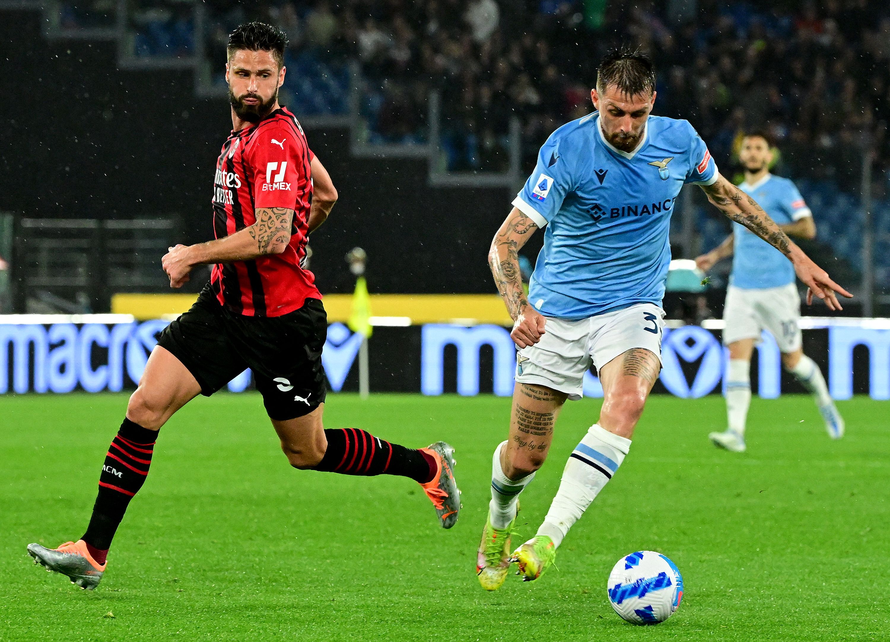 Bek Lazio Francesco Acerbi (kanan)