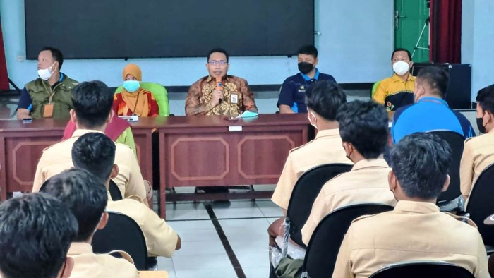 Kepala SMKPPN Banjarbaru, Budi Santoso (pegang mikrofon) pada kegiatan pelulusan dan pelepasan 81 siswa kelas XII.