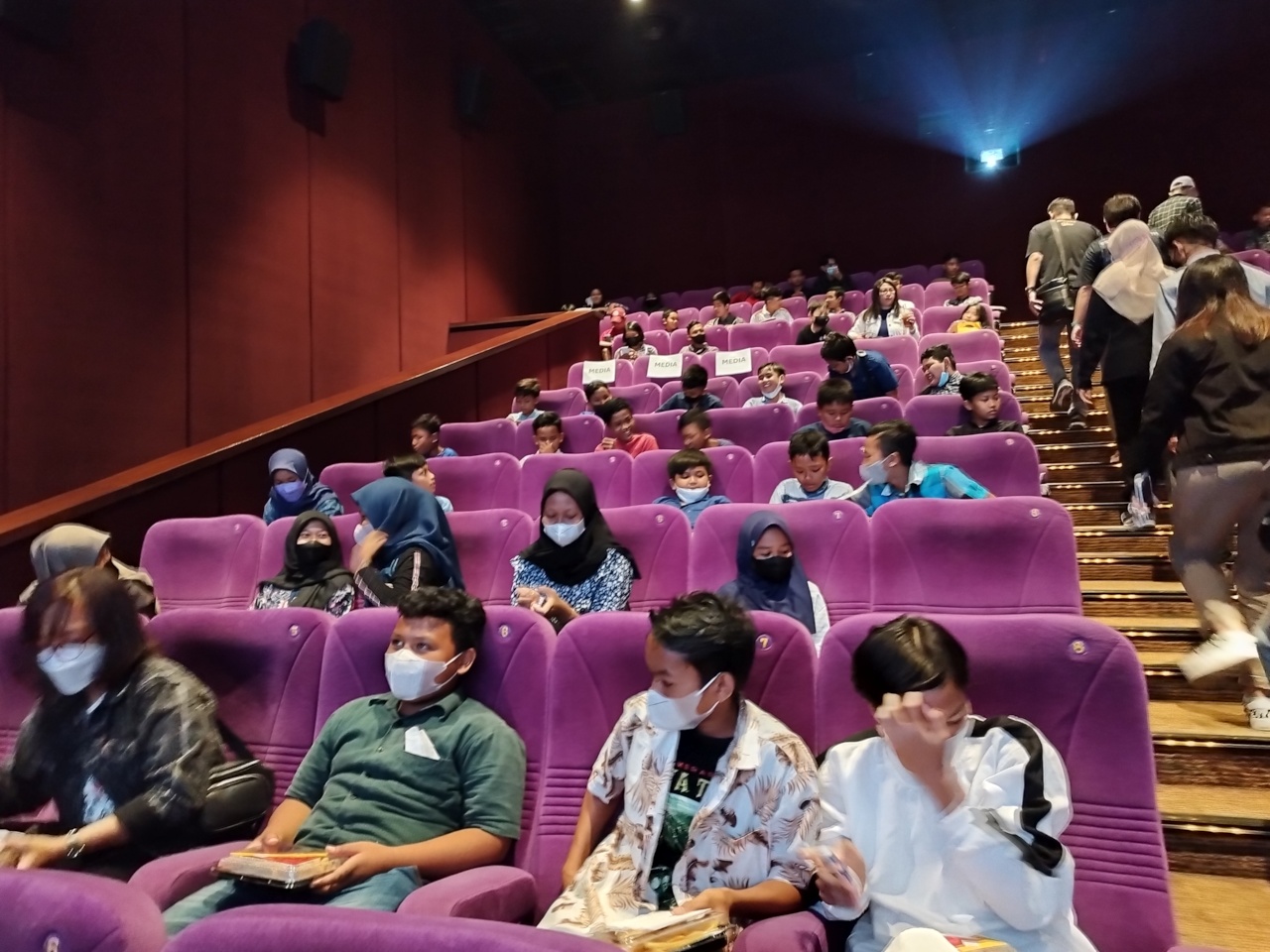 Anak-anak panti asuhan nonton bareng film Satria Dewa: Gatotkaca di Sleman.