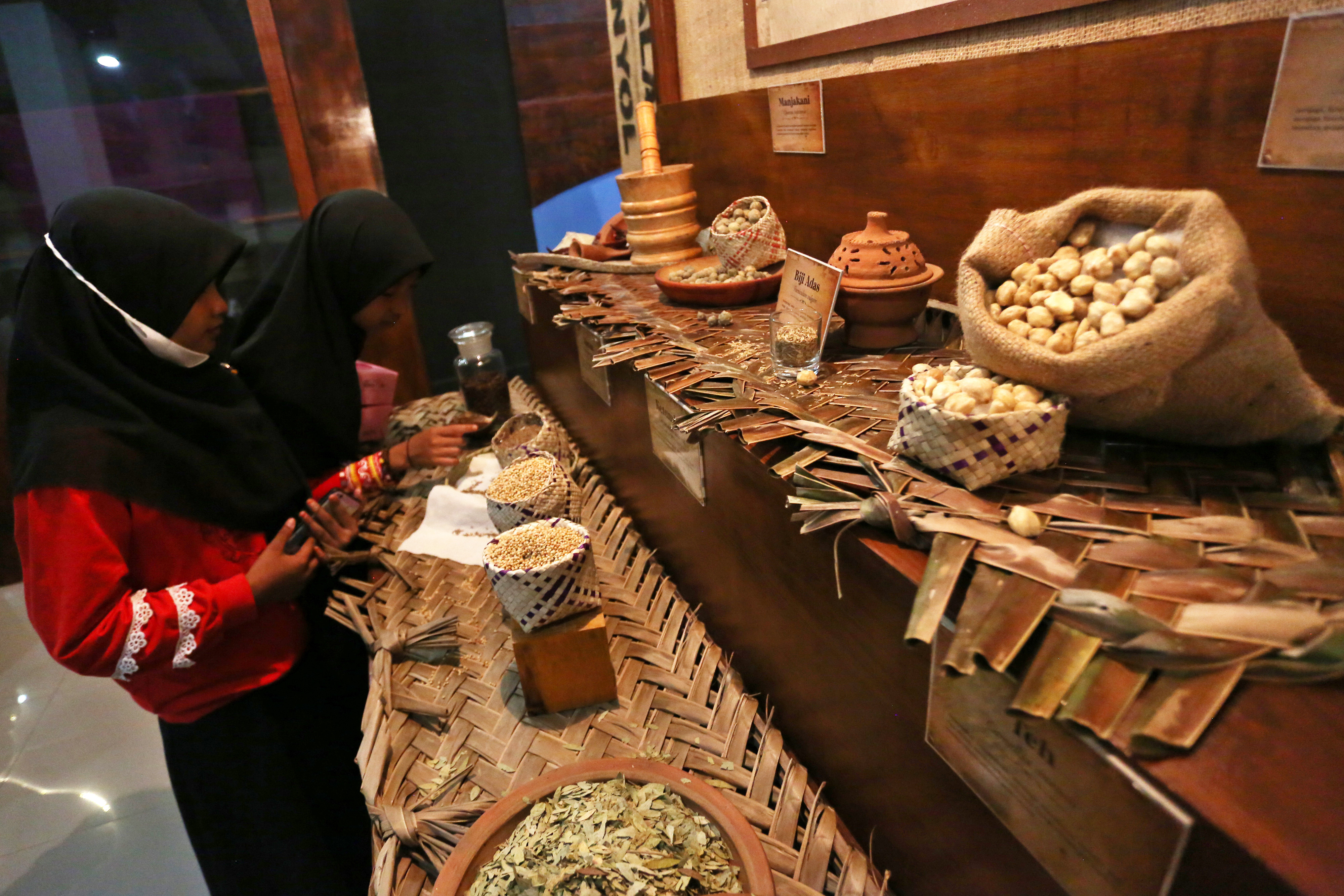 JEJAK SEJARAH REMPAH: Pelajar melihat rempah-rempah pada pameran tematik Aroma Rempah Jejak Sejarah Aceh di Museum Aceh, Banda Aceh.