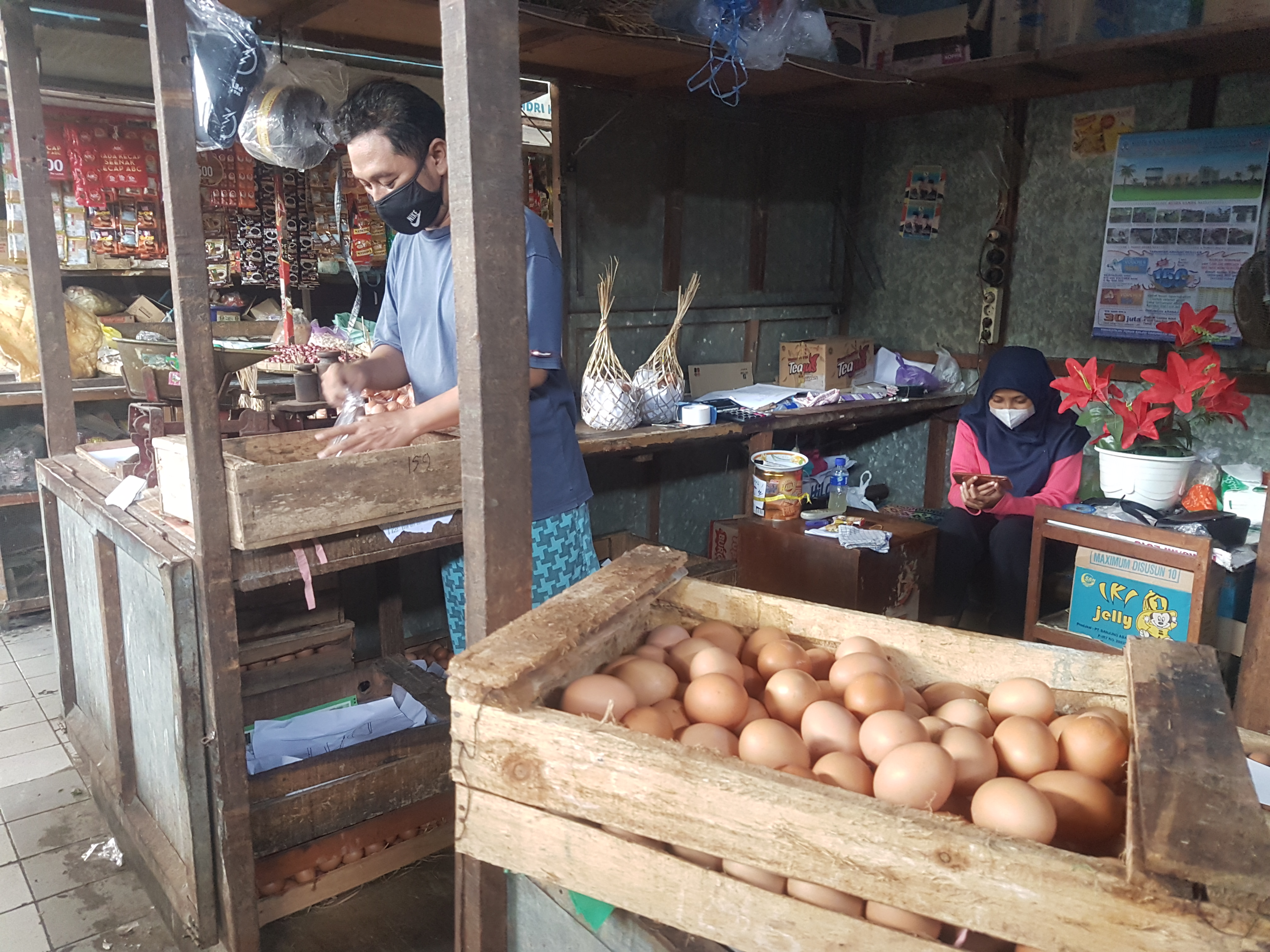 Harga cabai belum turun, kini masyarakat bingung harga telur ayam ras ikut naik mencapai Rp30 ribu/kg yang sepekan lalu masih Rp23 ribu/kg.