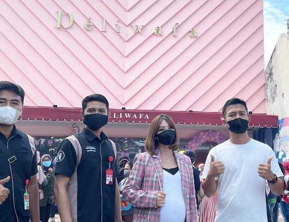 Pebisnis muda Tom Liwafa (kanan) dan istrinya, Delta Hesti (kedua dari kanan).