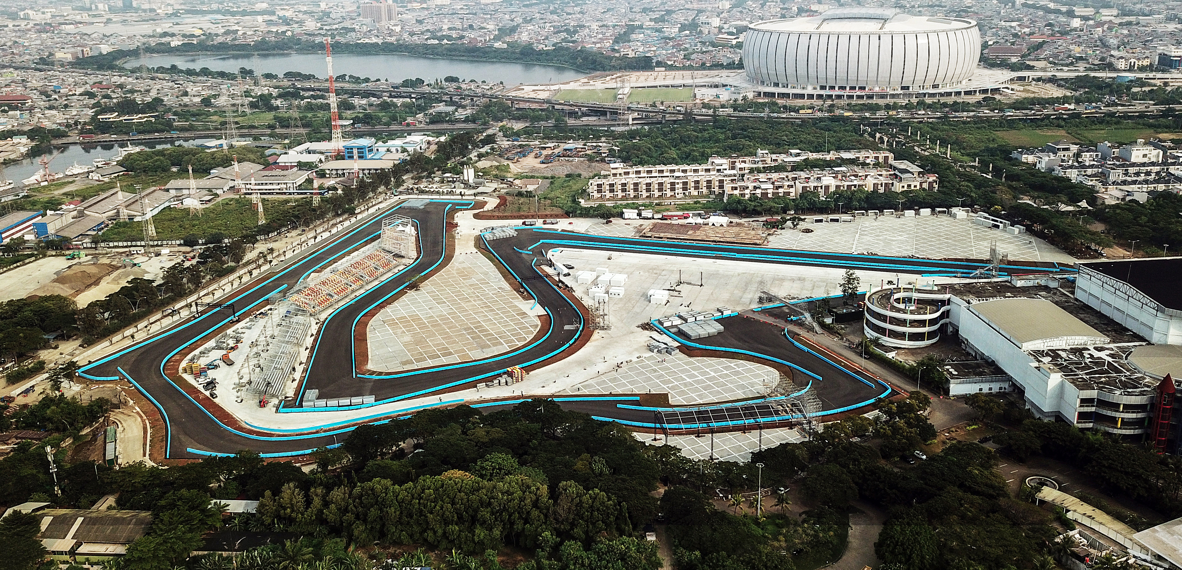 Foto udara proyek pembangunan sirkuit Formula E di kawasan Ancol, Jakarta Utara, Selasa (17/5/2022)