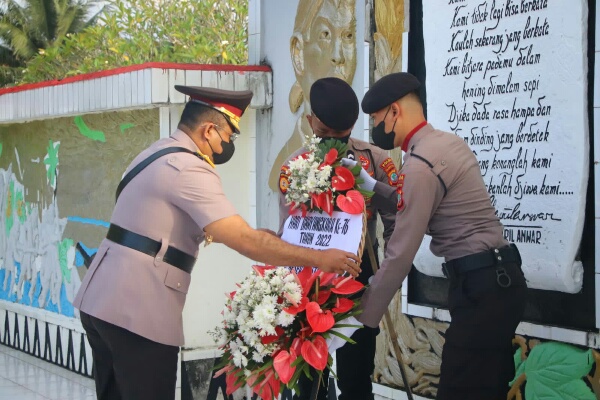 Waka Polda Sulawesi Utara Brigjen  Brigjen Johnny Eddizon Isir memimpin kegiatan ziarah ke Taman Makam Pahlawan