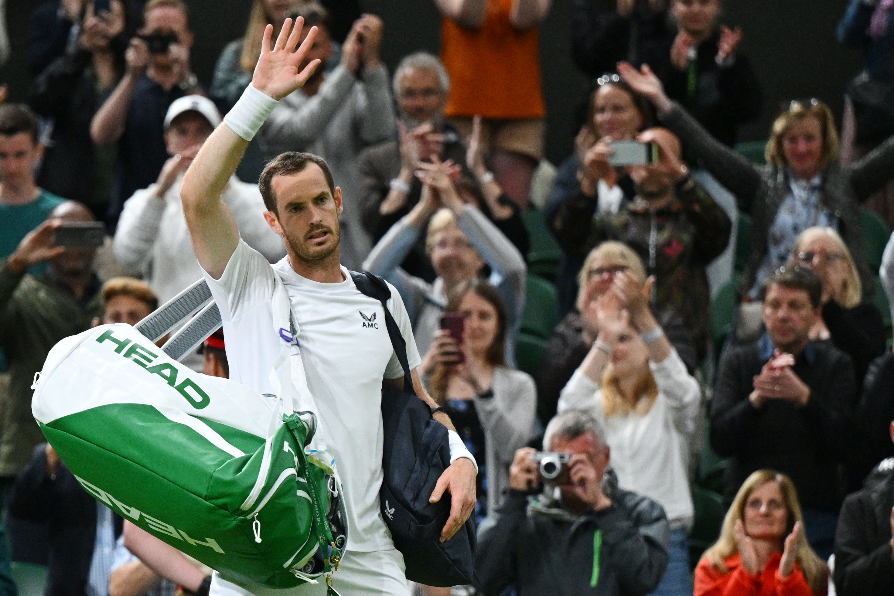 Petenis Inggris Andy Murray meninggalkan lapangan usai kalah dari petenis AS John Isner di putaran kedua Wimbledon.