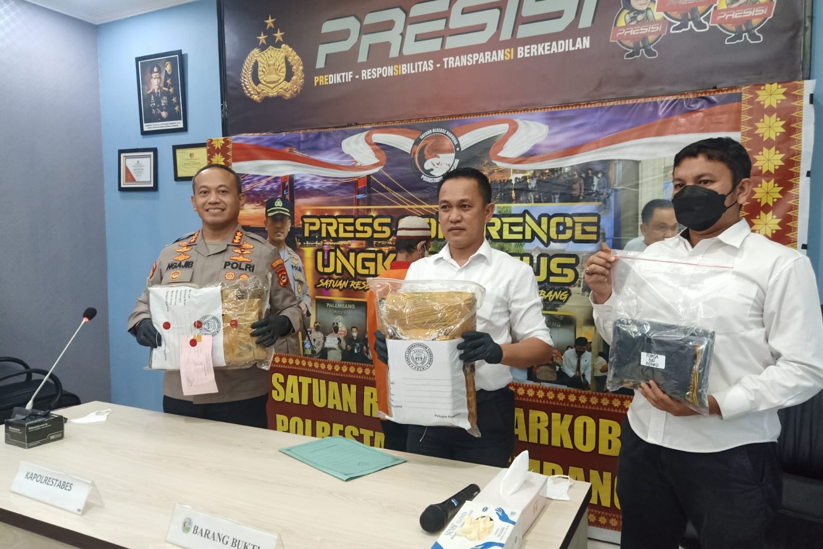 Rilis ungkap kasus lima kilogram ganja yang berhasil disita oleh Kepolisian Resort Kota Besar Palembang.