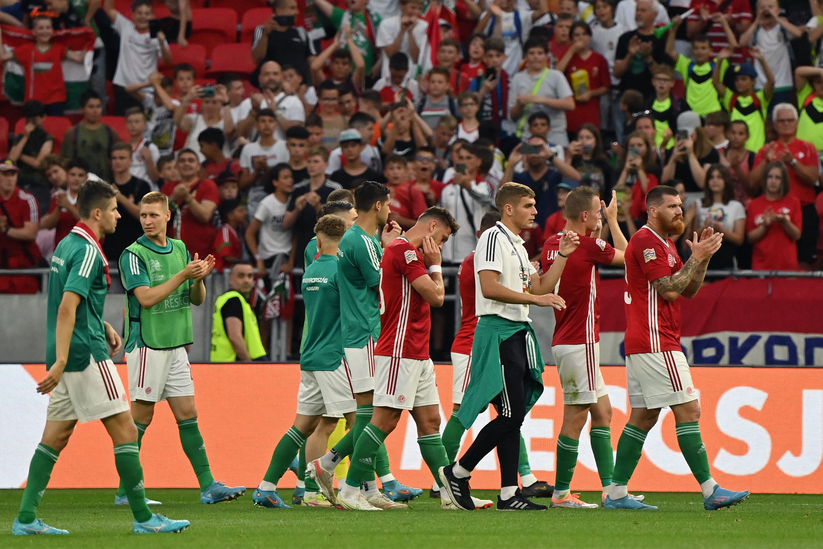 Para pemain Timnas Hungaria melakukan selebrasi setelah mengalahkan Timnas Inggris dengan 1-0 di laga UEFA Nations League.