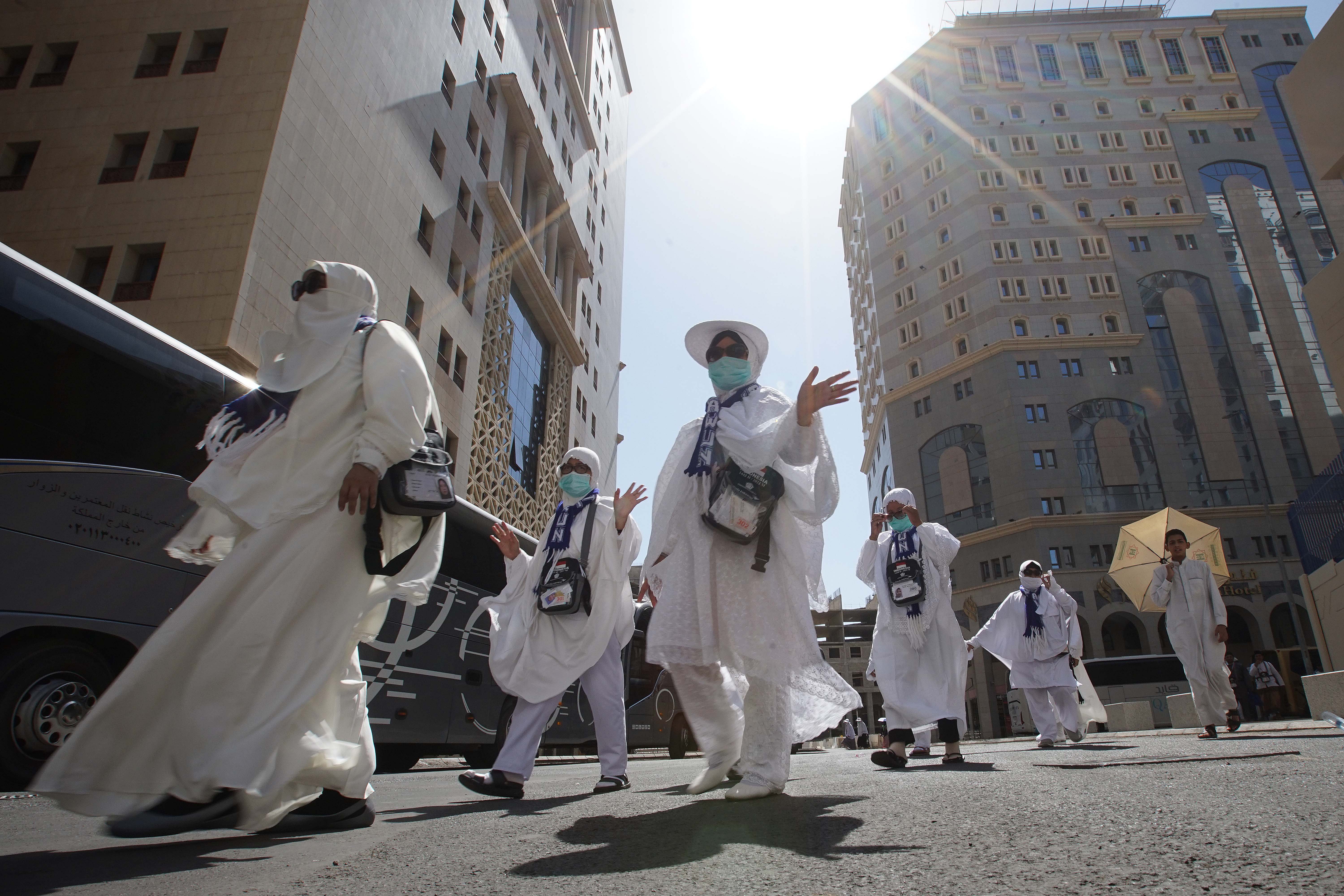 Calon jemaah Haji Indonesia kloter pertama Embarkasi Solo bersiap berangkat menuju Mekkah di Tabah Tower Hotel, Madinah.