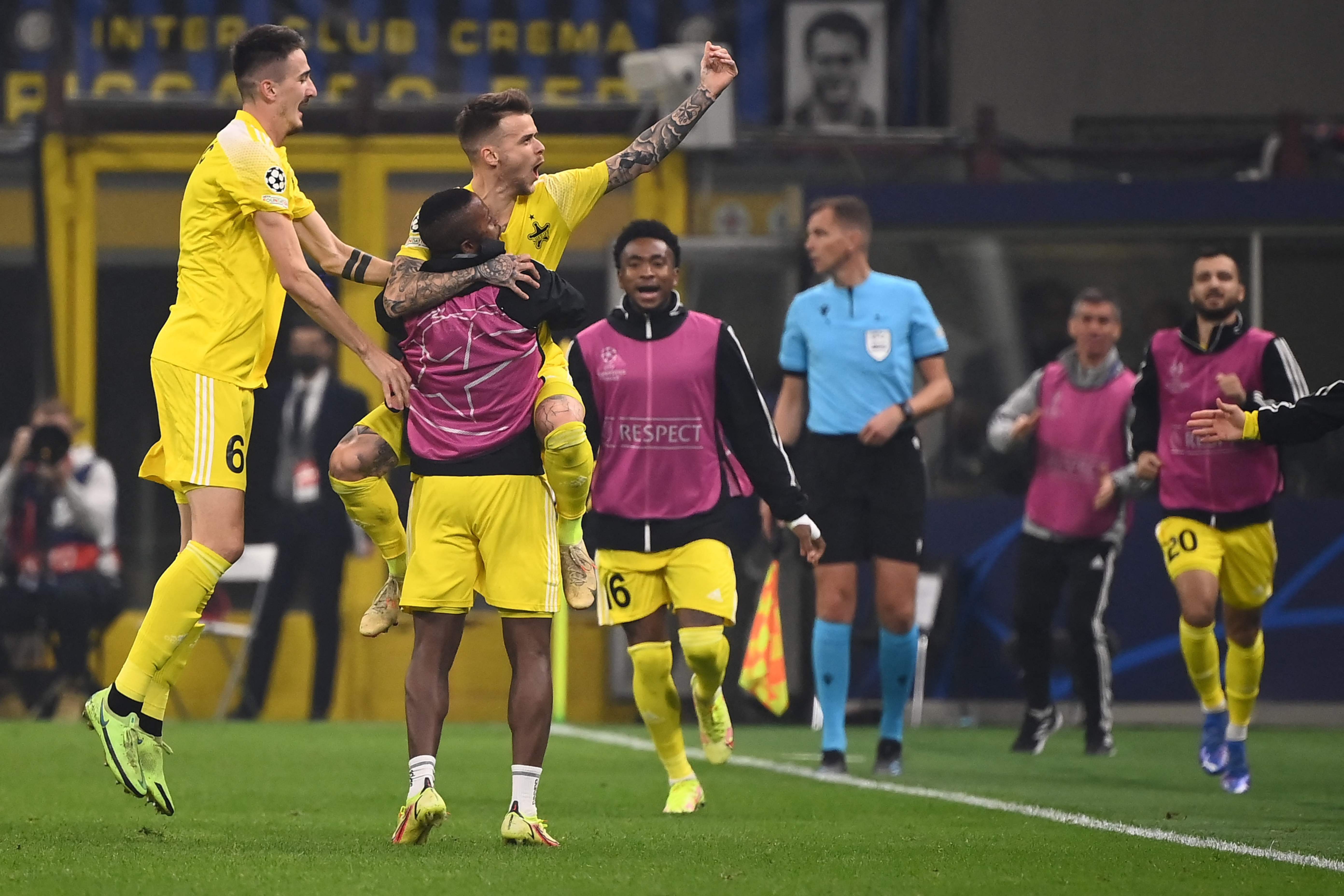 Para pemain Sheriff Tiraspol melakukan selebrasi usai mencetak gol ke gawang lawan di laga Liga Champions