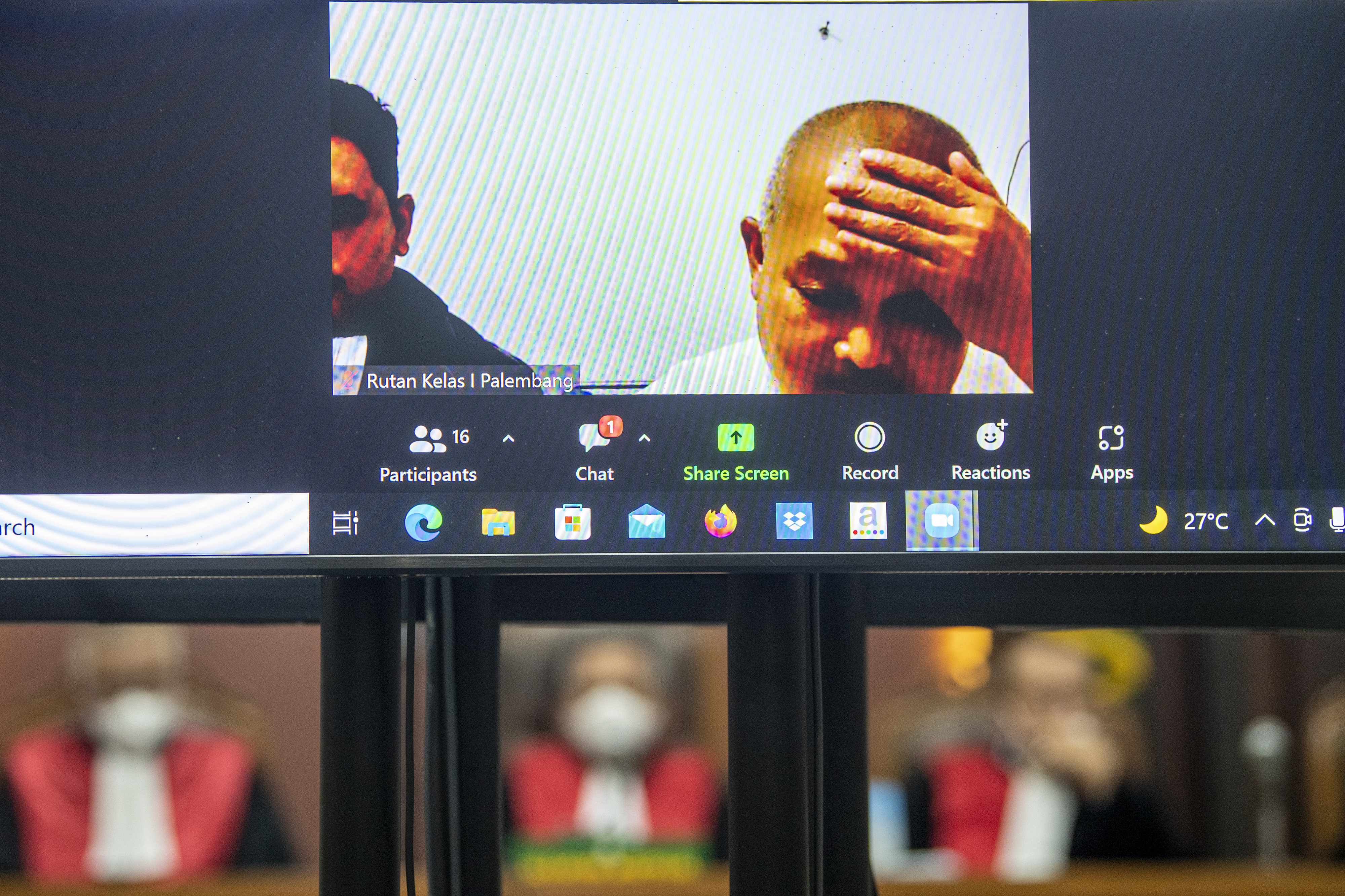 Mantan Gubernur Sumsel, Alex Noerdin mengikuti sidang putusan kasus korupsi di Pengadilan Tipikor, Palembang, Rabu (15/6). 