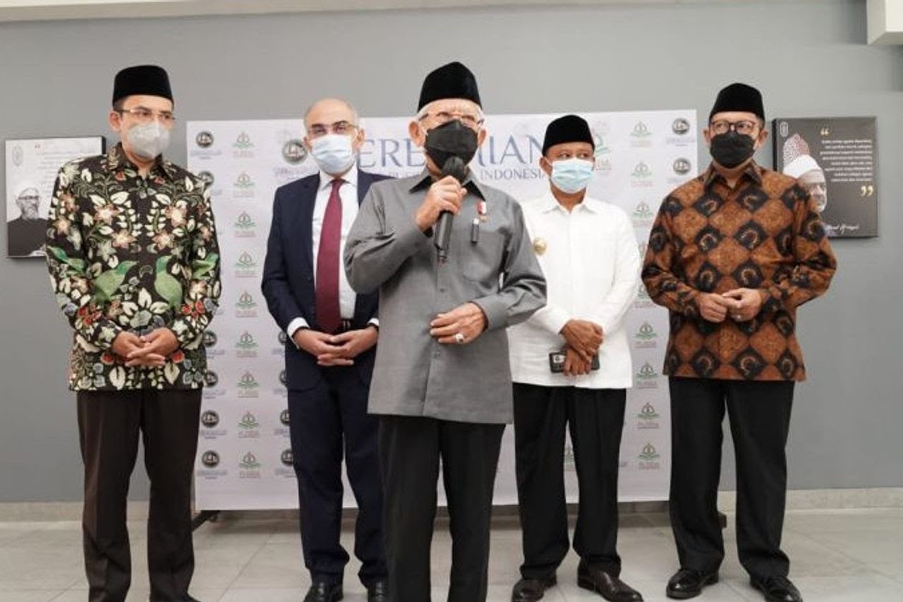 Wakil Presiden Ma'ruf Amin  (tengah)