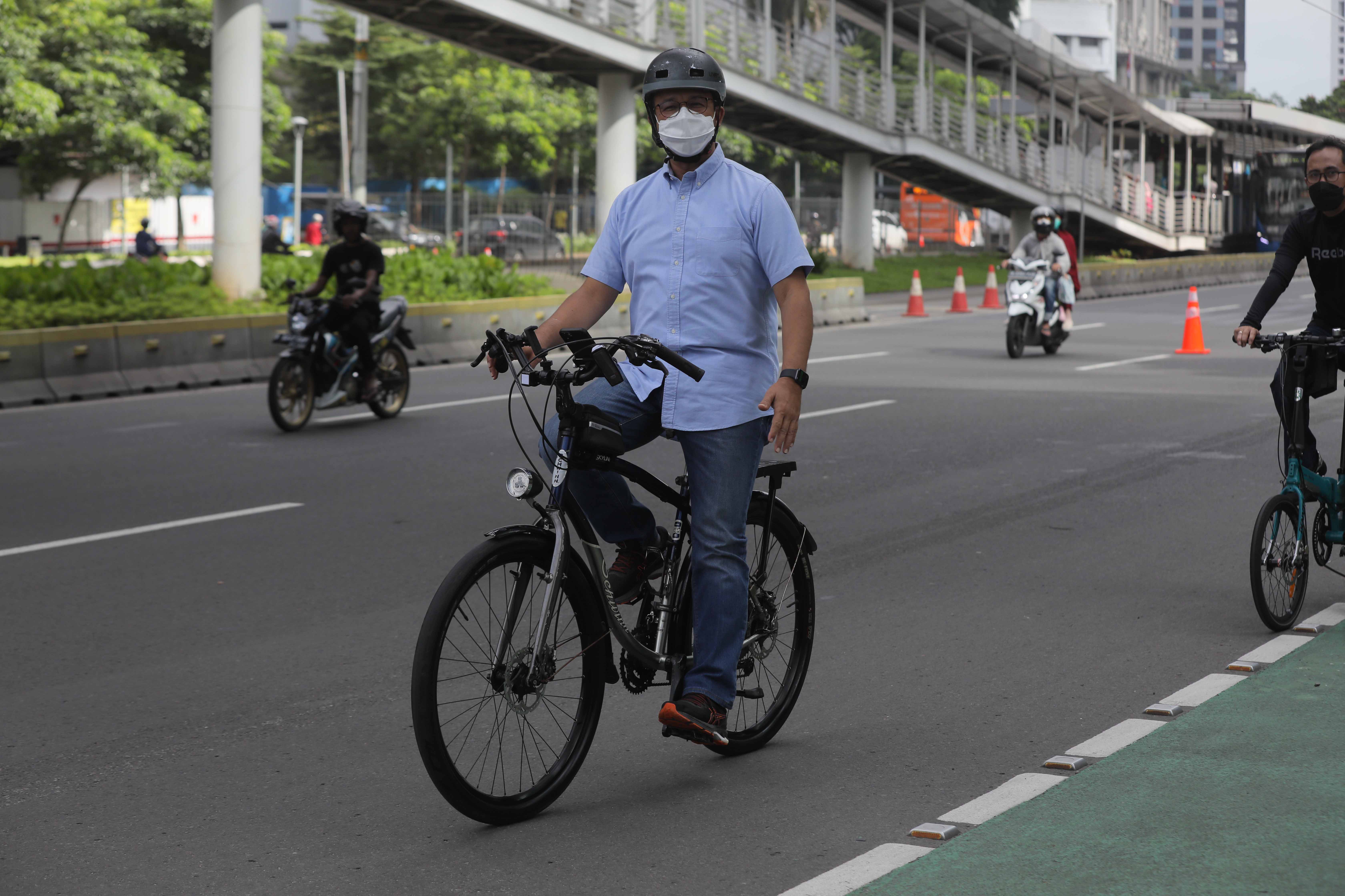Gubernur DKI Jakarta Anies Baswedan menggunakan sepeda. 