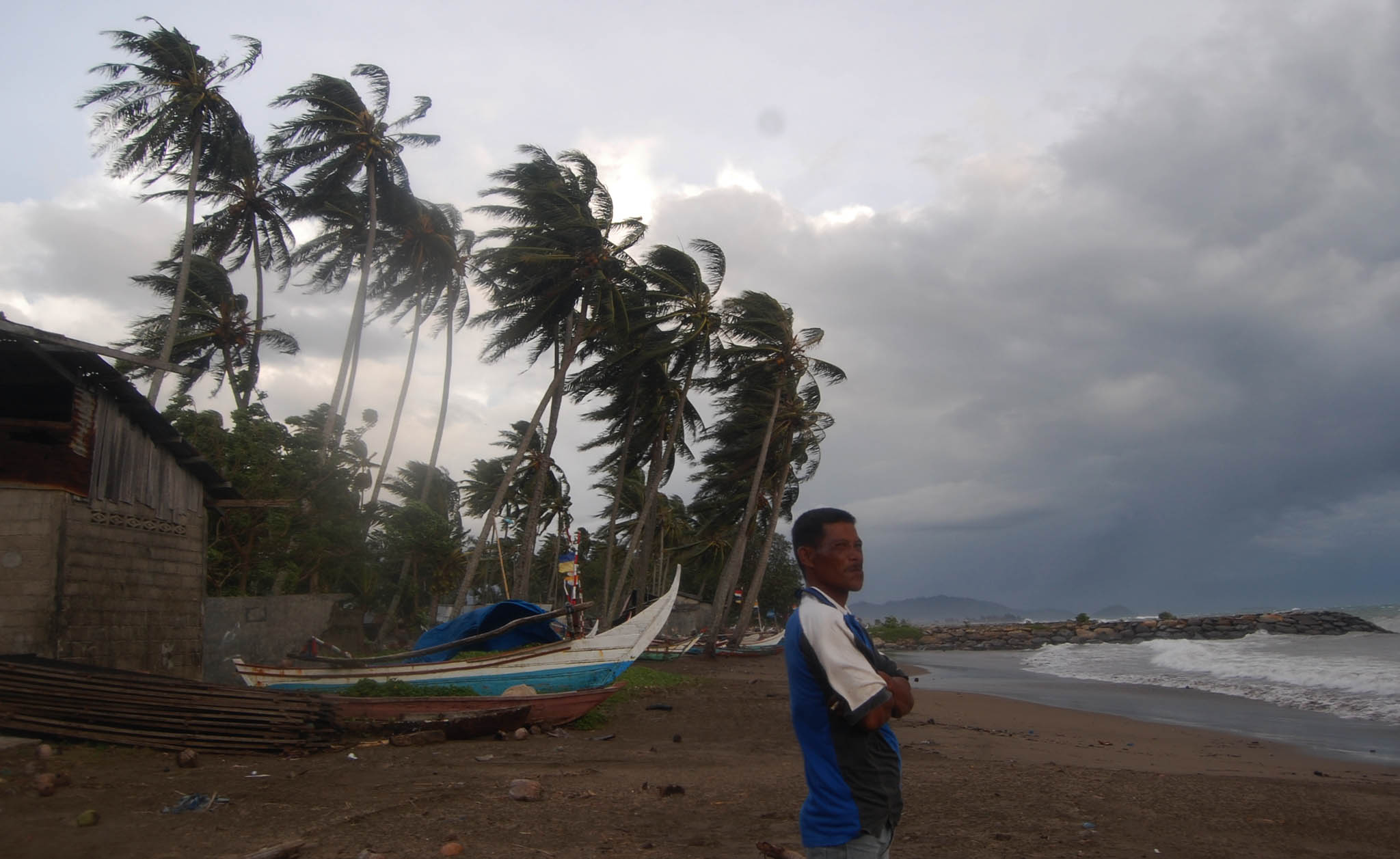 Seorang nelayan tidak melaut karena cuaca buruk di Pasie Nan Tigo, Koto Tangah, Sumatra Barat, 4 Juni 2022.