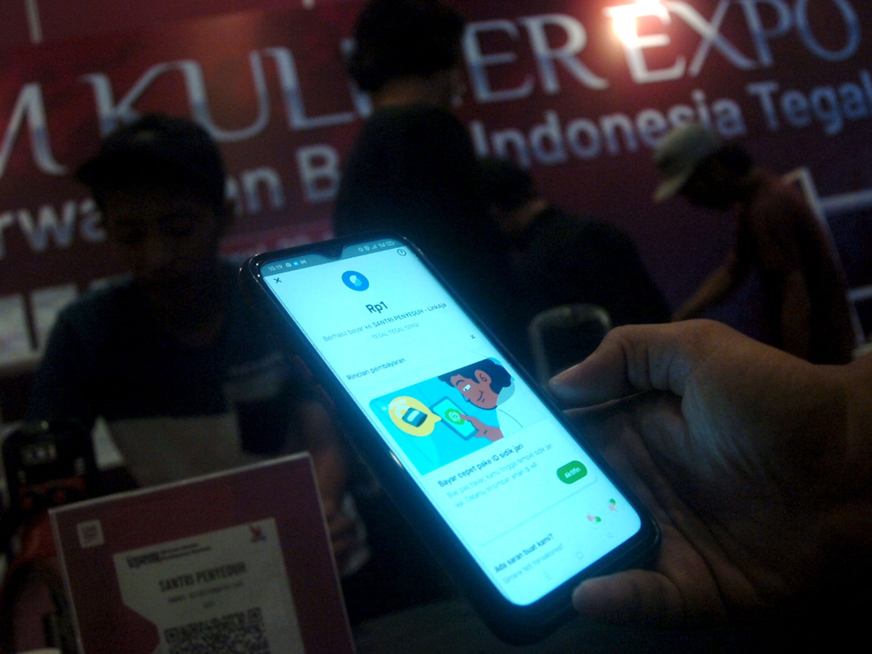 Pengunjung bertransaksi nontunai menggunakan QR Code Indonesian Standard (QRIS) saat berlangsung Sampan Digifest 2022 di Tegal, Jawa Tengah.