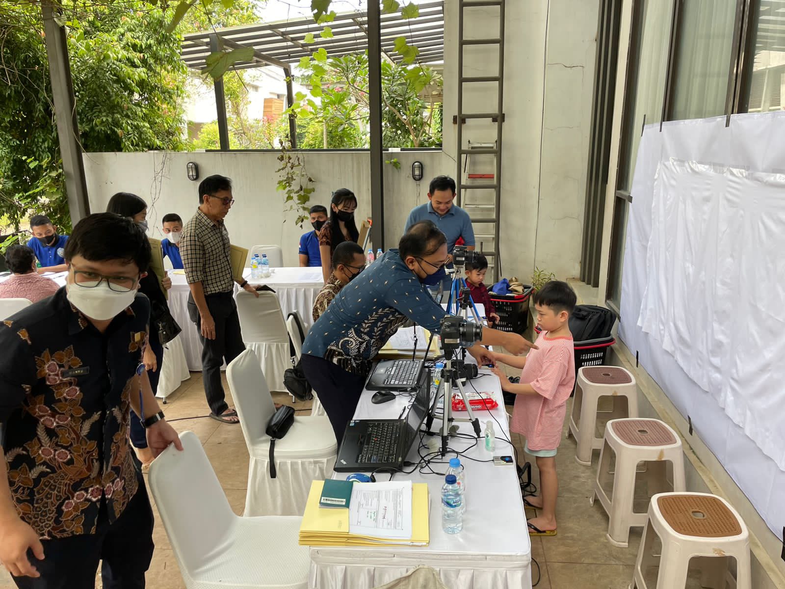 PENGURUS Paguyuban Warga PPVW Eminent, BSD City, Tangerang, Banten, menyelenggarakan pembuatan paspor untuk warga. melalui program Paspor SI