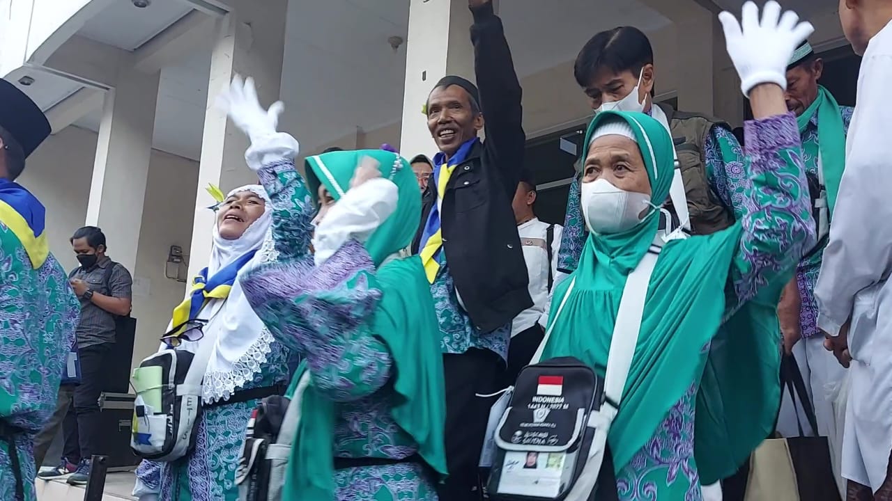 Sebanyak 60 jemaah calon haji asal Kota Tasikmalaya dilepas di Kantor Kemenag Tasikmalaya, Kamis (30/6).