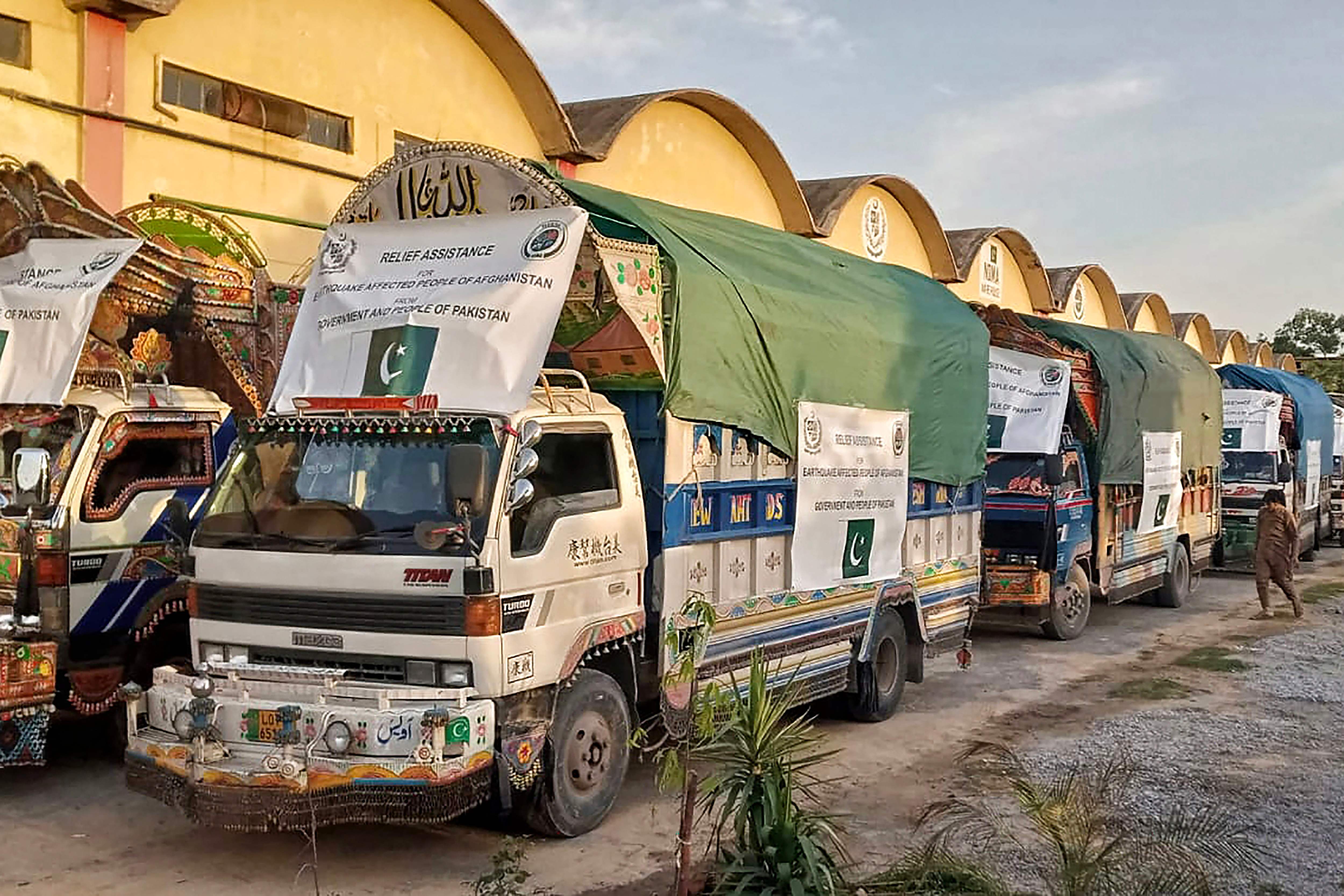 Sejumlah truk membawa bantuan logistik untuk para korban gempa di Afghanistan, Kamis (23/6).