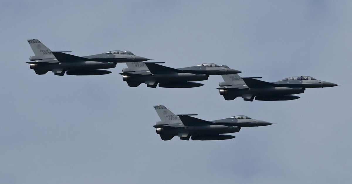 Empat pesawat tempur F-16 V buatan AS milik Angkatan Udara Chiayi melakukan demonstrasi di atas pangkalan udara Chiayi, Taiwan. 