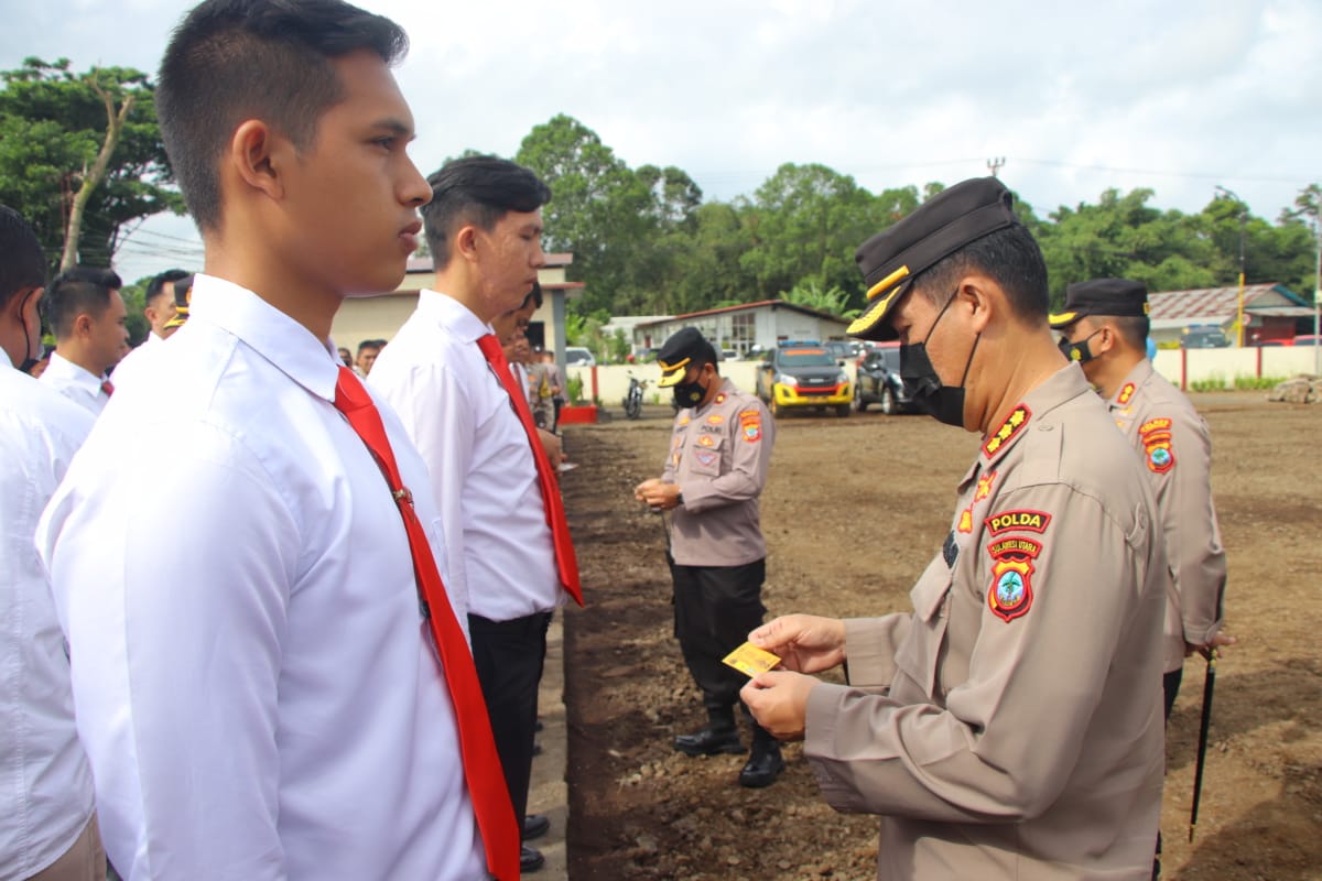 Perwira Polda Sulawesi Utara memeriksa kedisiplinan anggota polres dan Polresta
