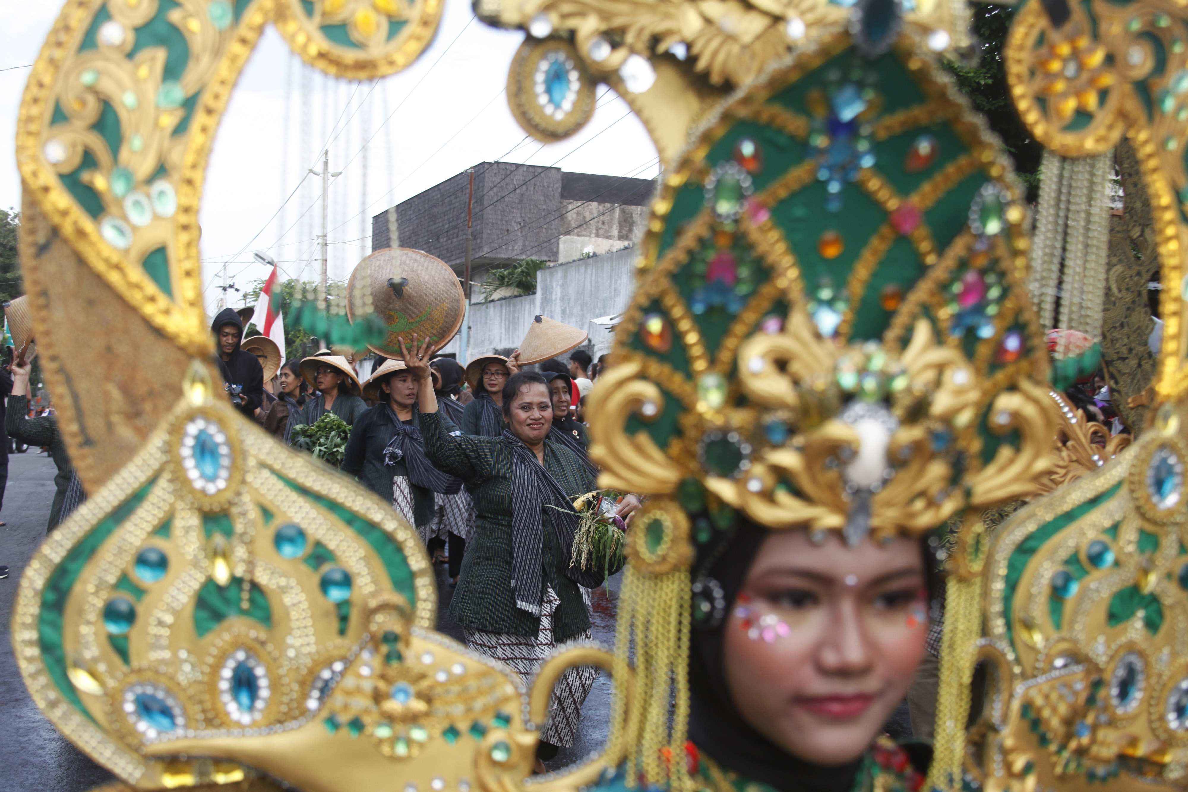  Warga mengikuti Kirab Bhineka bertajuk Pengejawantahan Pancasila Dalam Kehidupan di Gandekan, Solo, Jawa Tengah, Rabu (1/6/2022). 