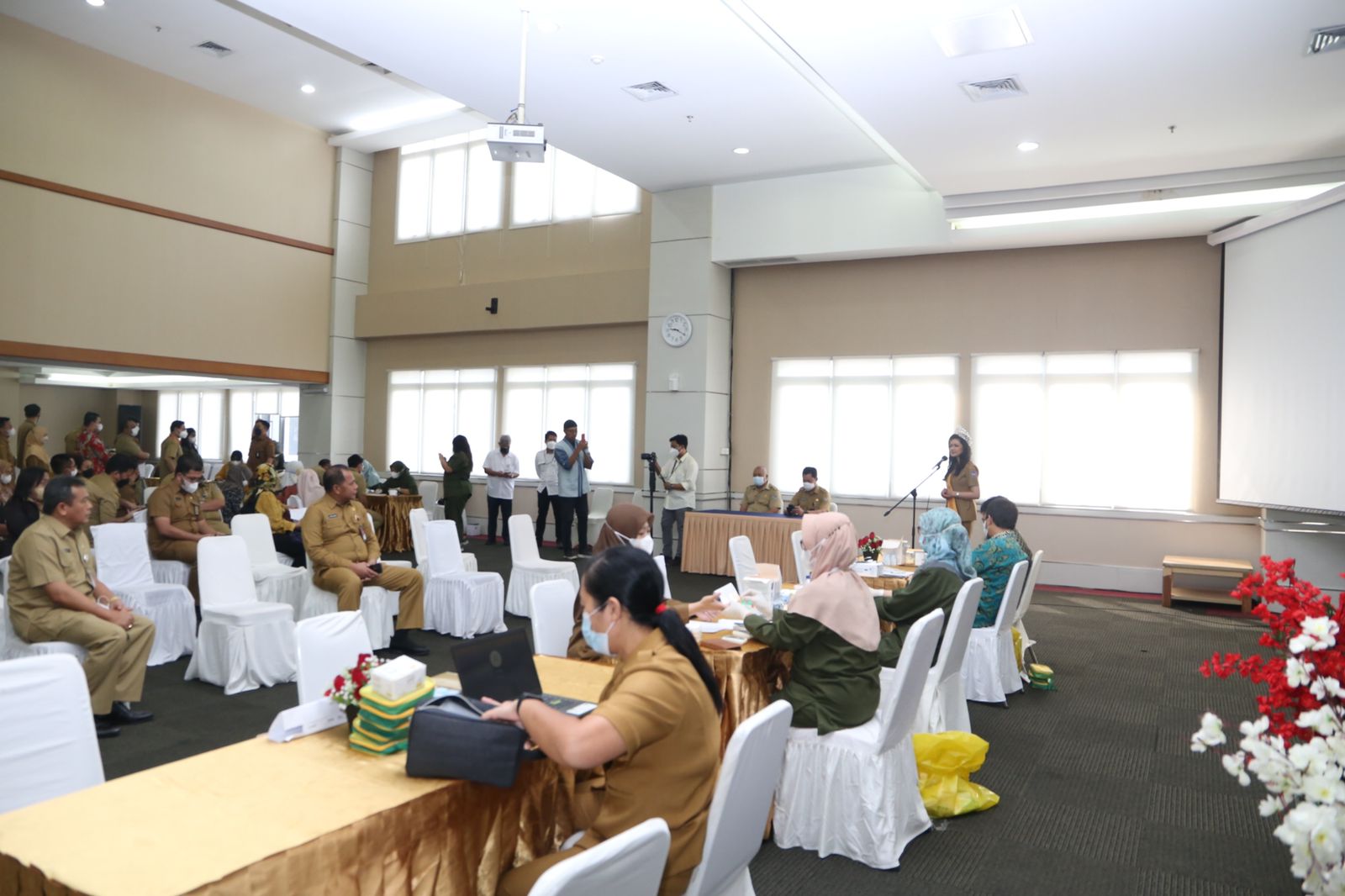 Para pegawai Kemendagri mengkuti tes urine.