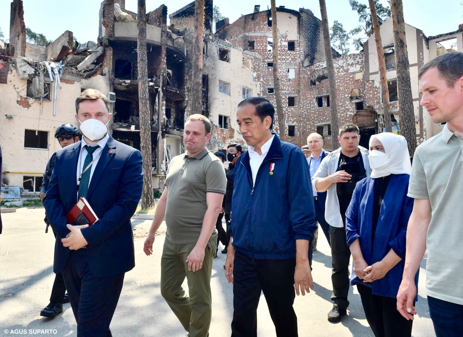 Presiden Joko Widodo melihat dampak perang Rusia-Ukraina di Irpin