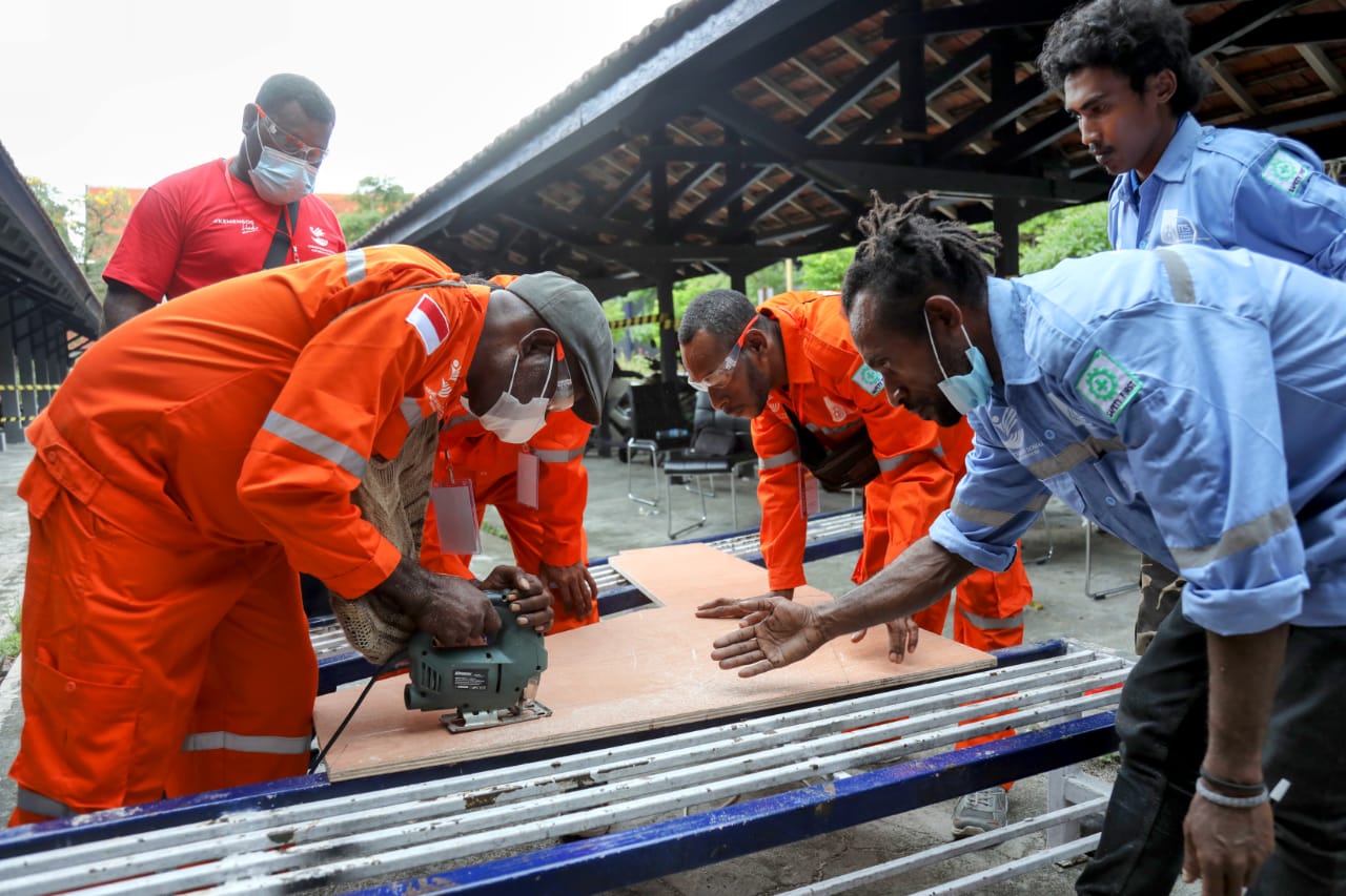  Kegiatan Workshop Pemanfaatan Fiberglass untuk pembuatan kapal long boat dalam program kewirausahaan sosial.