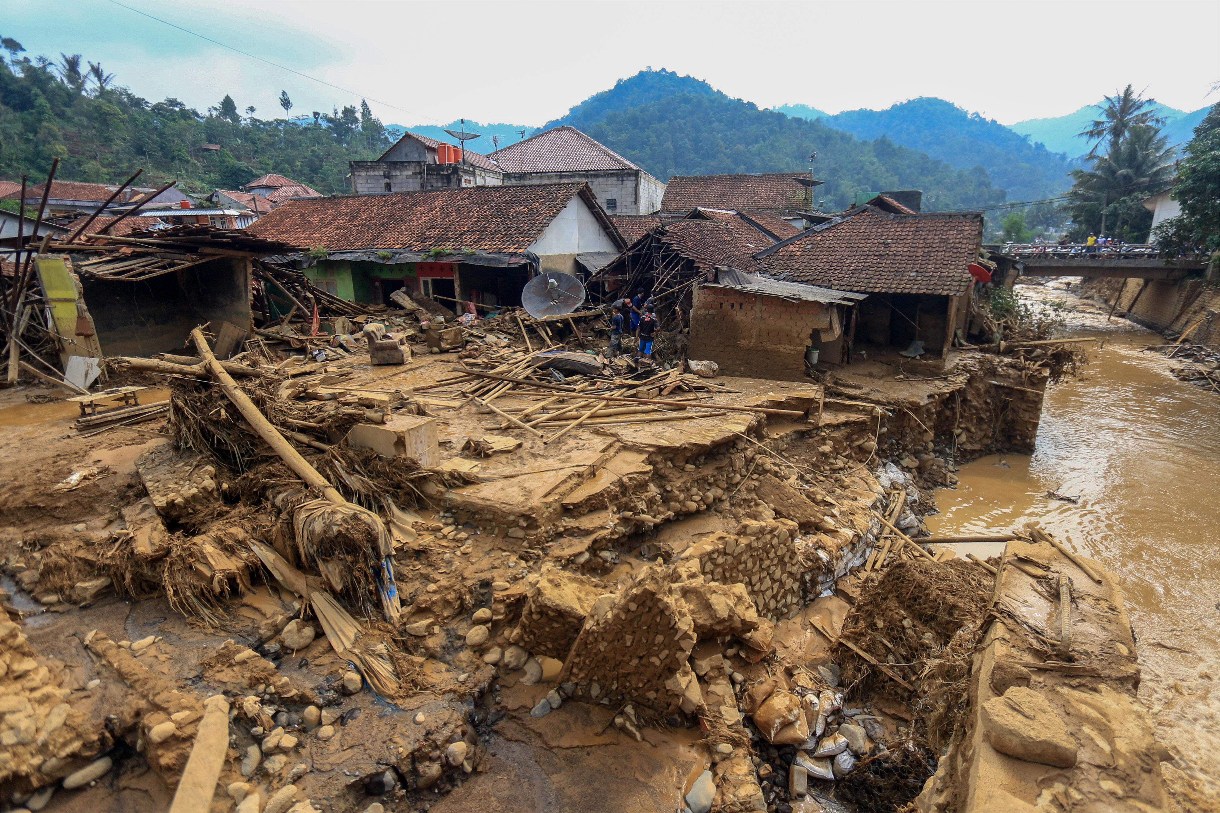 Bangunan rumah yang rusak akibat banjir bandang di Desa Purasari, Leuwiliang, Kabupaten Bogor, Jawa Barat.