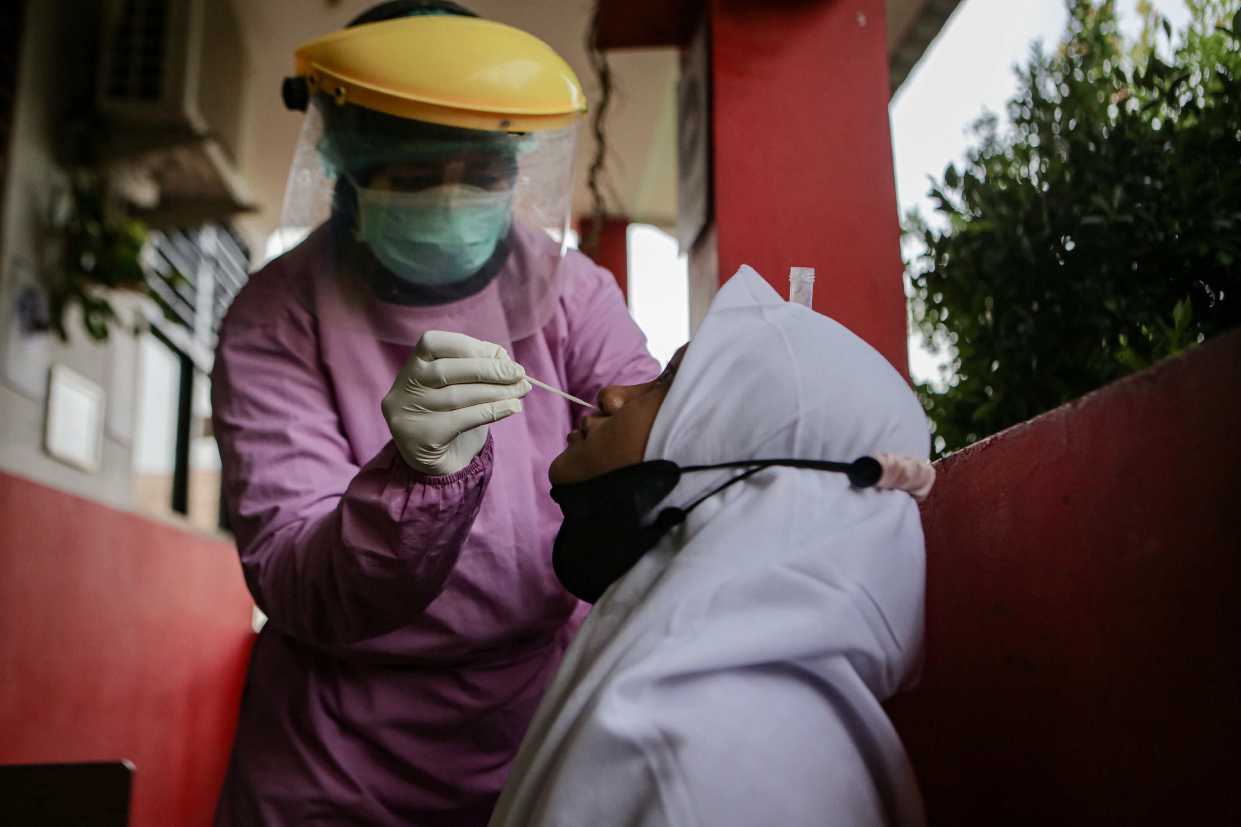 tenaga kesehatan melakukan tes PCR