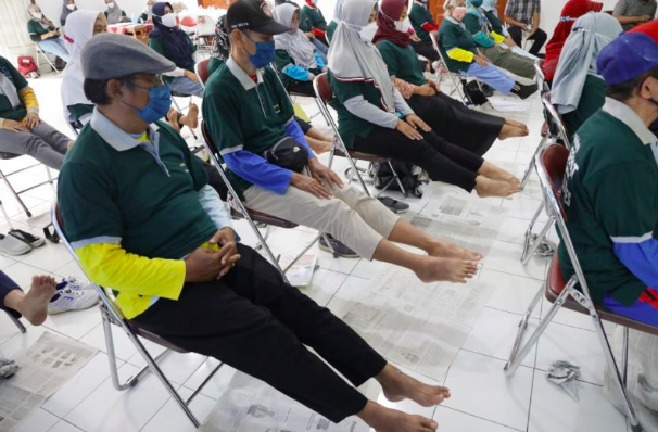 Sejumlah peserta senam kaki diabetes yang digelar Dinas Kesehatan Kediri, Jawa Timur. 