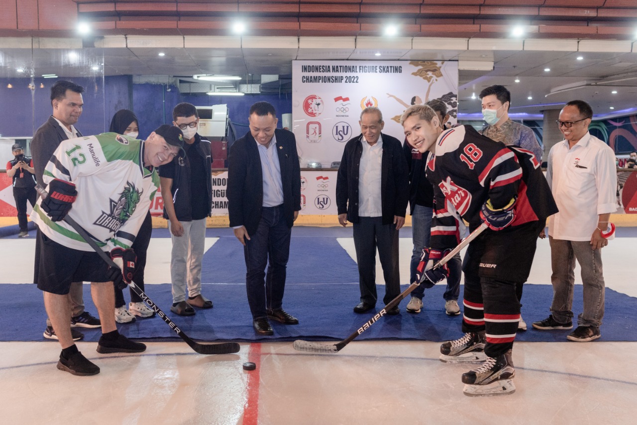 Sekjen Komite Olimpiade Indonesia Ferry Kono (kiri) bersama pemain Hoki Es Indonesia saat pembukaan kompetisi hoki skala nasional, di Jakart