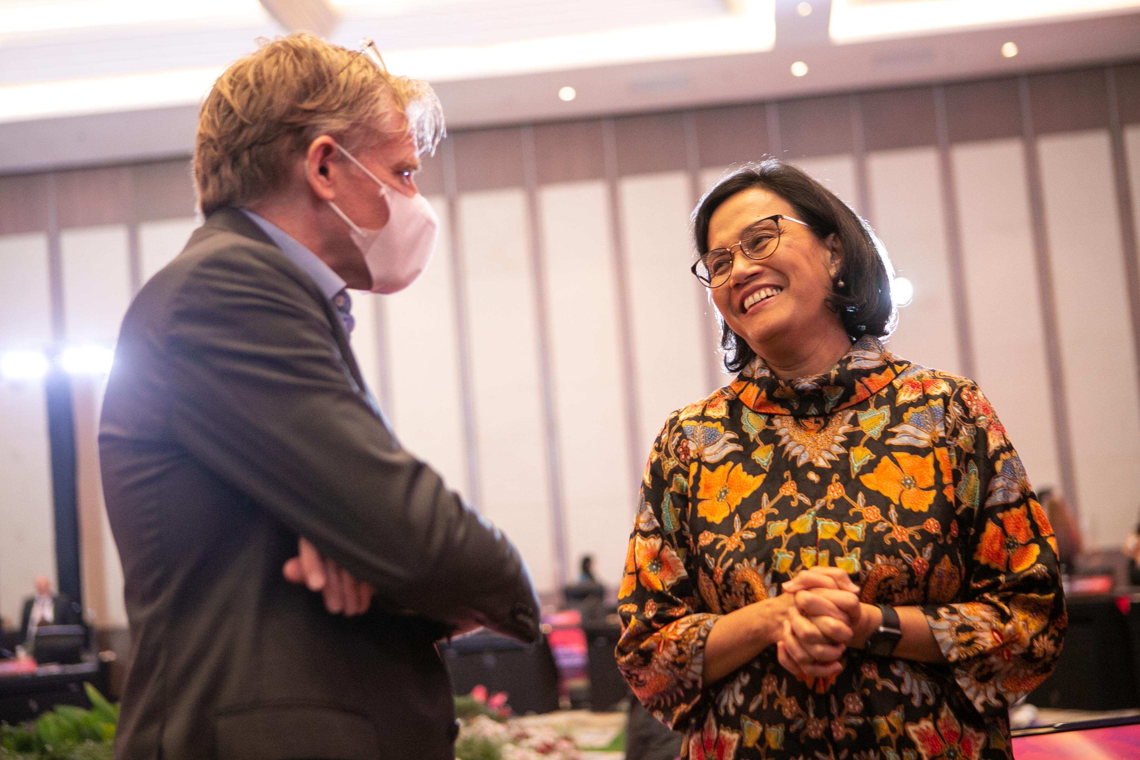 Menkeu Sri Mulyani saat berbincang dengan salah satu pejabat WHO di forum G20.