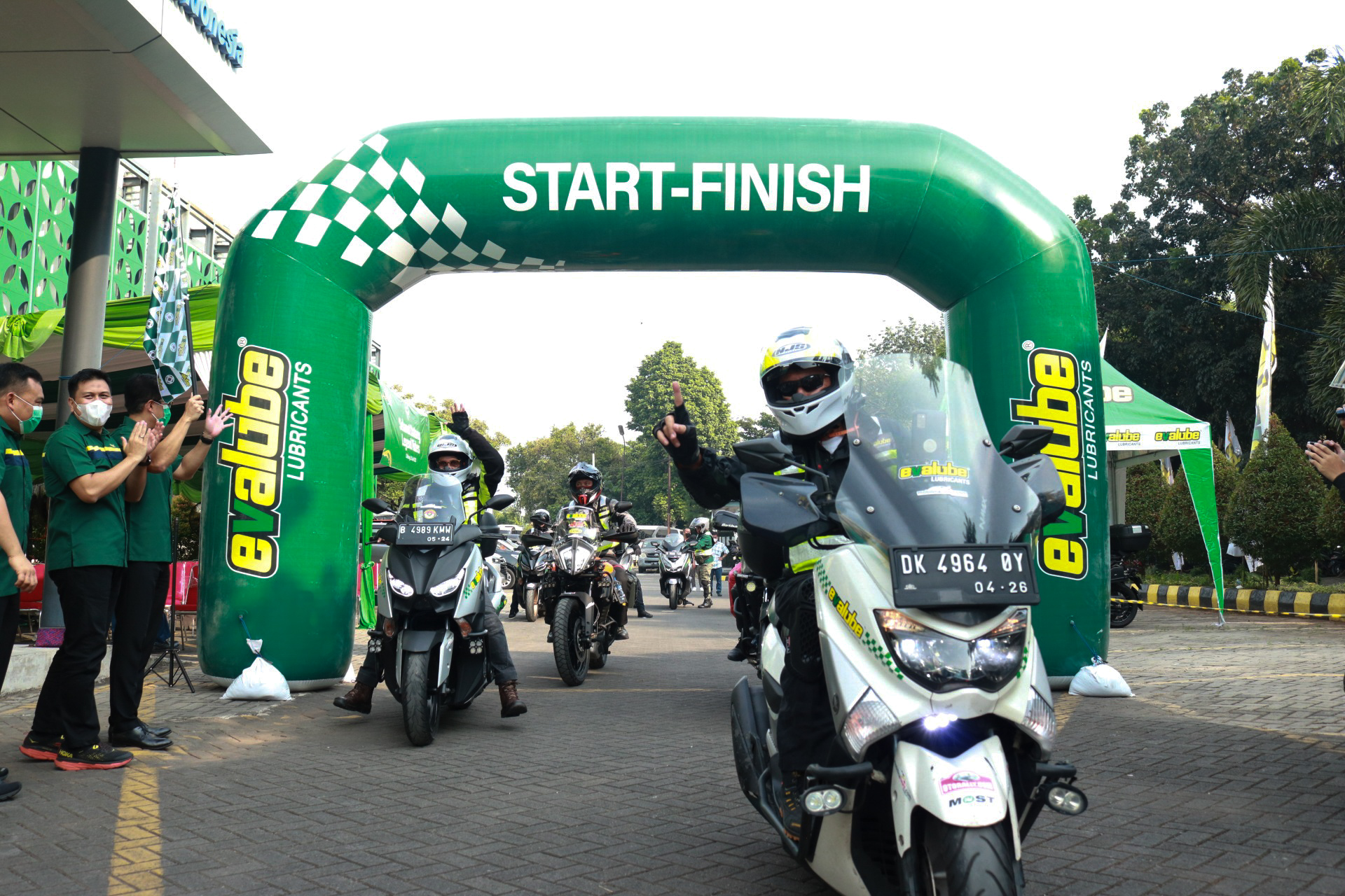 Pemberangkatan peserta Touring Jawa-Bali Evalube bersama Legend Riders