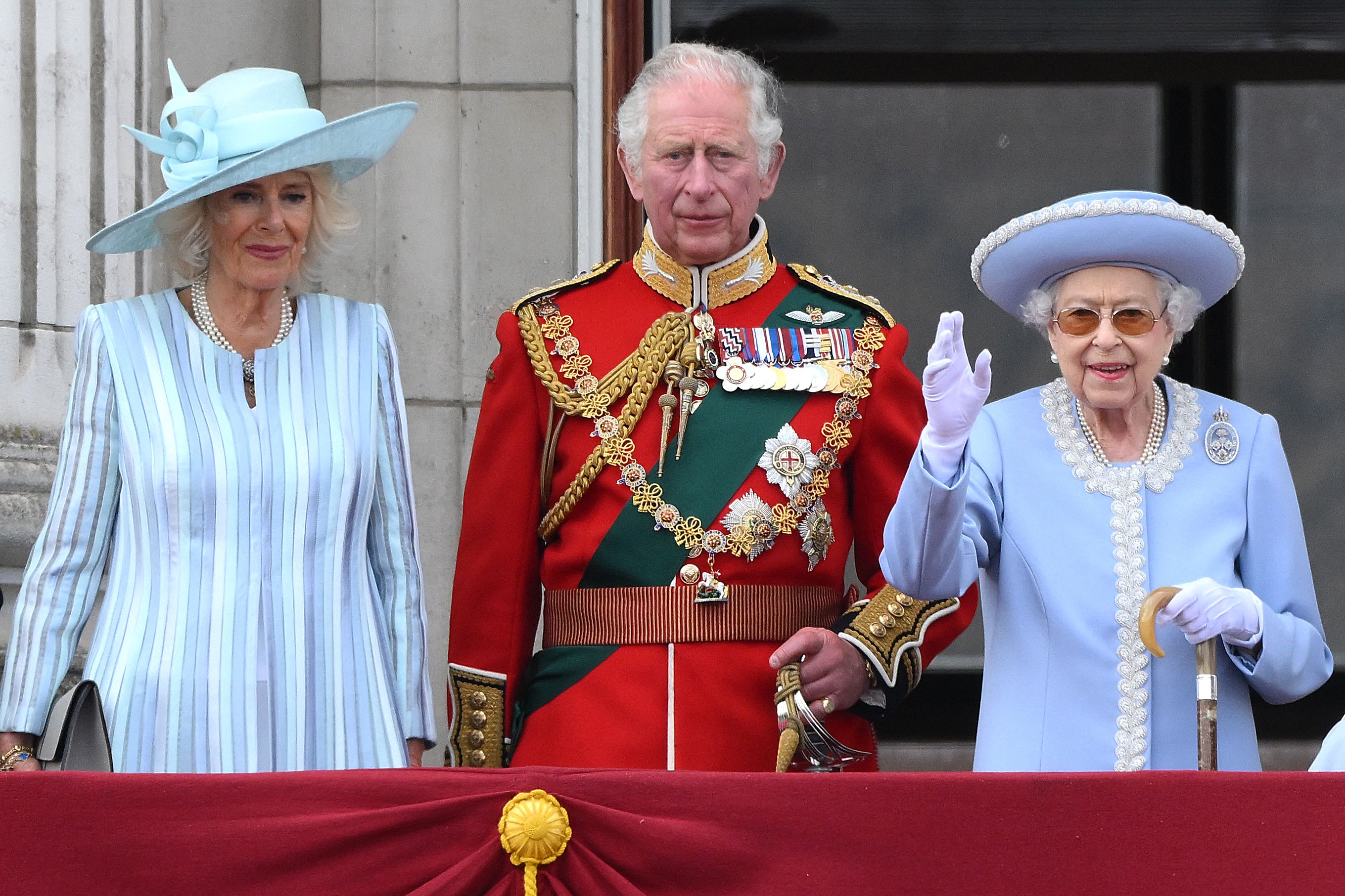 Ratu Elizabeth II (kanan) didampingi Pangeran Charles dan istrinya Camilla di balkon Istana Buckingham.