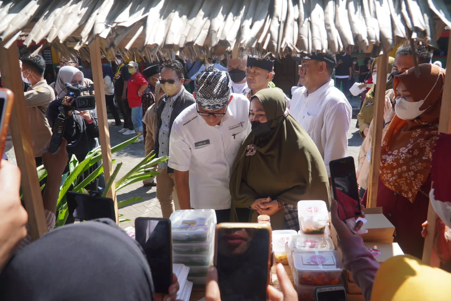 Menparekraf Sandiaga Uno bersama Yayasan Indonesia Setara menggelar pelatihan membatik di Pondok Pesantren Roudlotul Muta'alimin, Banyuwangi