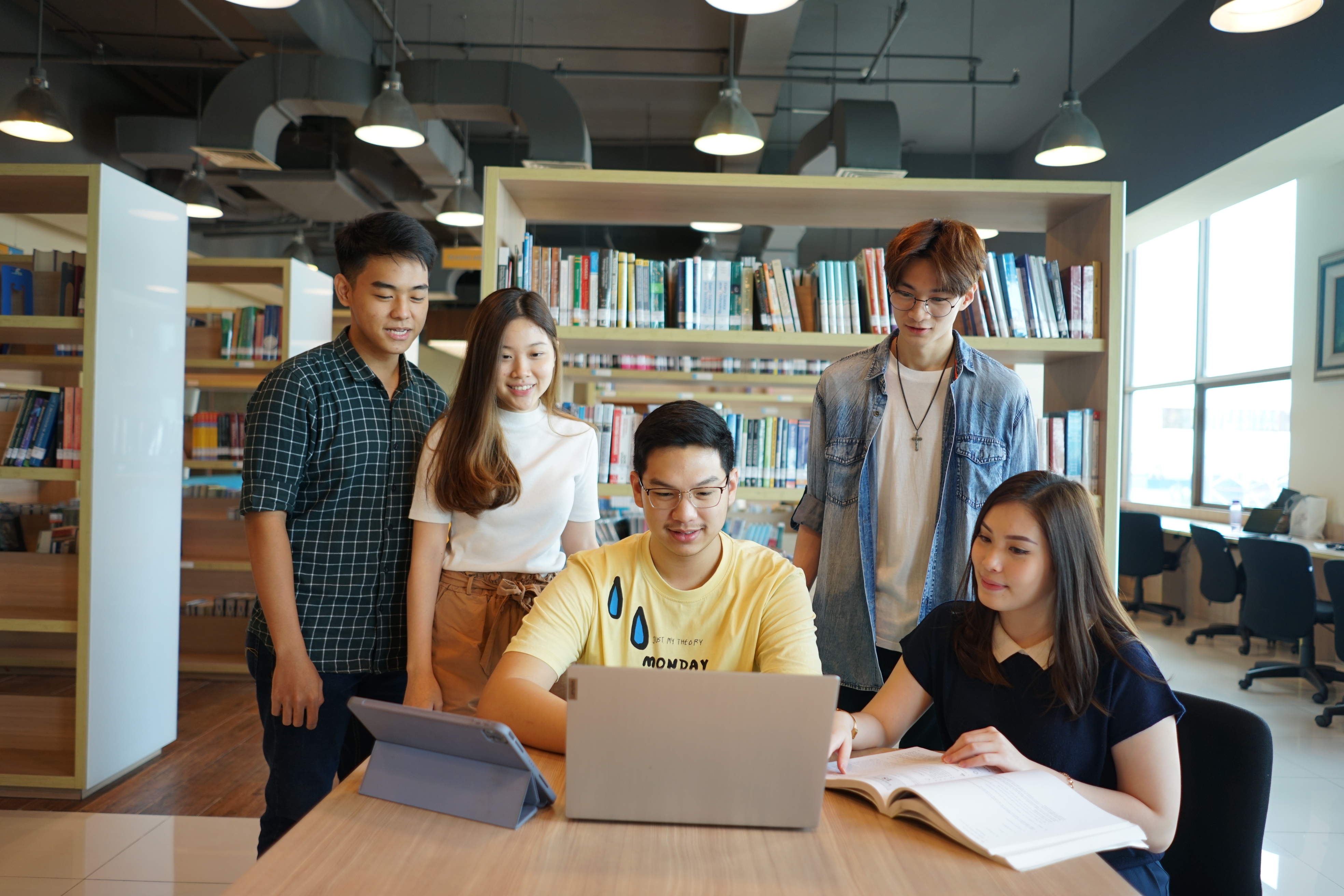 Ilustrasi mahasiswa binsnis internasional i3L