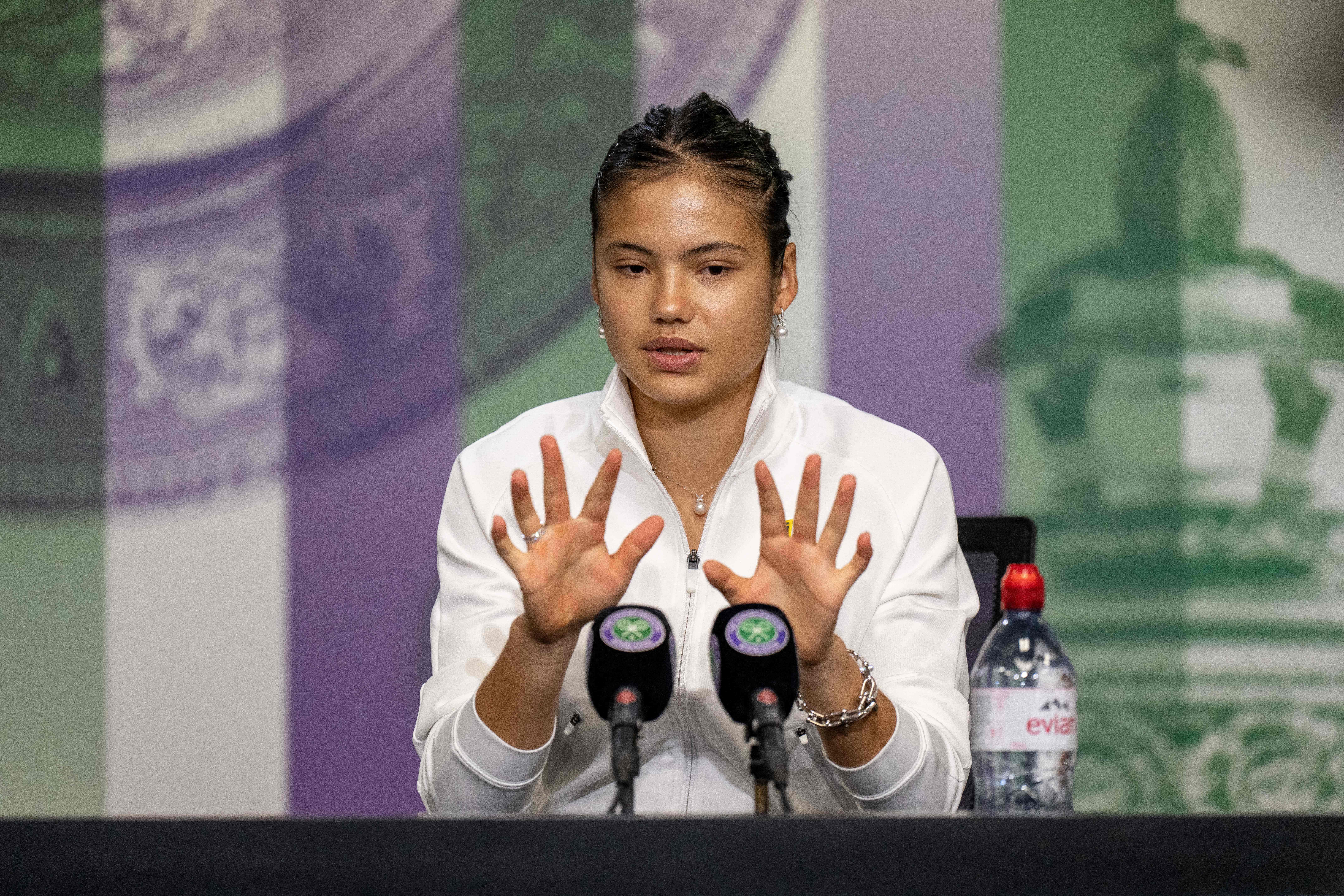 Petenis Inggris Emma Raducanu berbicara kepada wartawan usai tersingkir di putaran kedua Wimbledon.