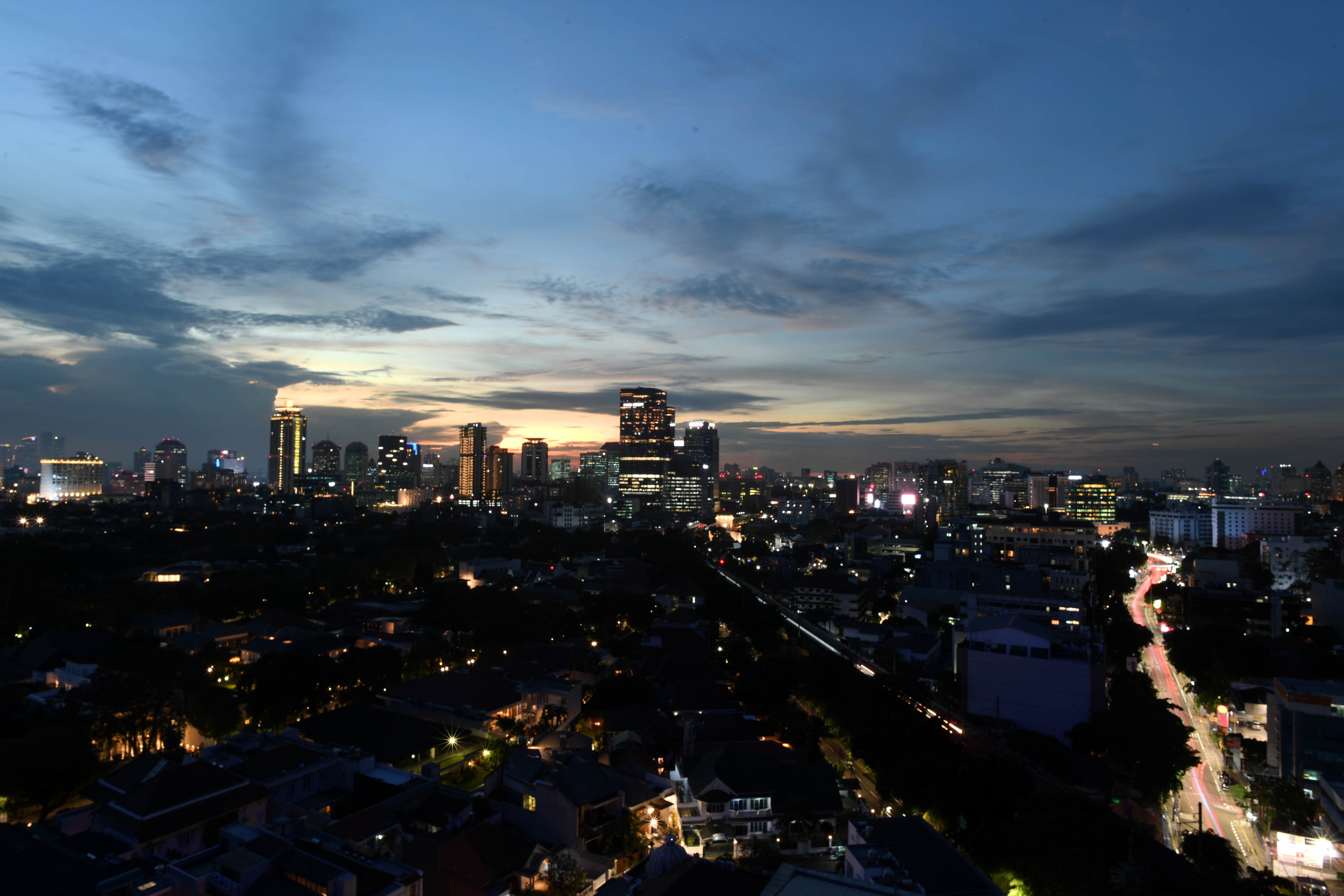Lanskap Ibu kota Jakarta saat matahari terbenam